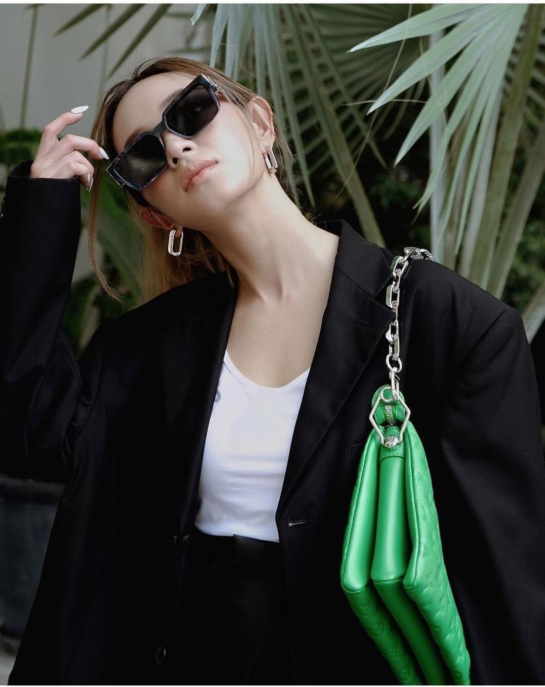 LV HANDLE POUCH MONOGRAM / LV Coussin กระเป๋าสะพายกึ่งคลัชท์ สุดล้ำ มาแรงมาก ด้วยความสวยปังตั้งแต่แรกเห็น วัสดุหนังแกะปั๊มลายสวยคม มาพร้อมสาย 2 เส้น เลิศๆ มีสายโซ่ที่มีดีเทลละเอียดไม่ซ้ำ และสายสปอร์ตครอสบอดี้ ที่จะคล้องไว้ทั้งสองเส้นก็ดีงาม หรือสลับใช้ตาม