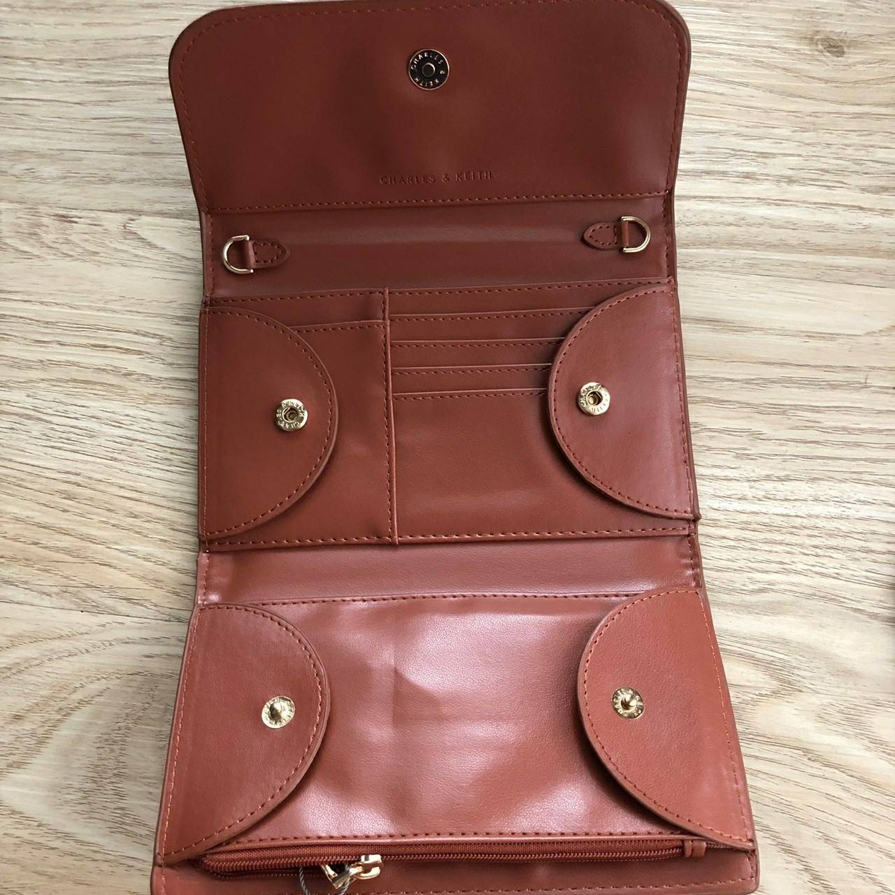 Charles & Keith Front Flap Wallet กระเป๋าสตางค์ มาพร้อมสายโซ่สลับหนัง เปิด - ปิดกระเป๋าด้วยกระดุม ด้านในมีช่องหลายช่อง แยกเก็บของได้เป็นสัดส่วน และมีช่องซิป 1 ช่องค่ะ ด้านหลังมีช่องอีก 1 ช่อง มาพร้อมสายโซ่สลับหนังยาวประมาณ 114 cm สามารถถอดได้ (ปรับไม่ได้ค