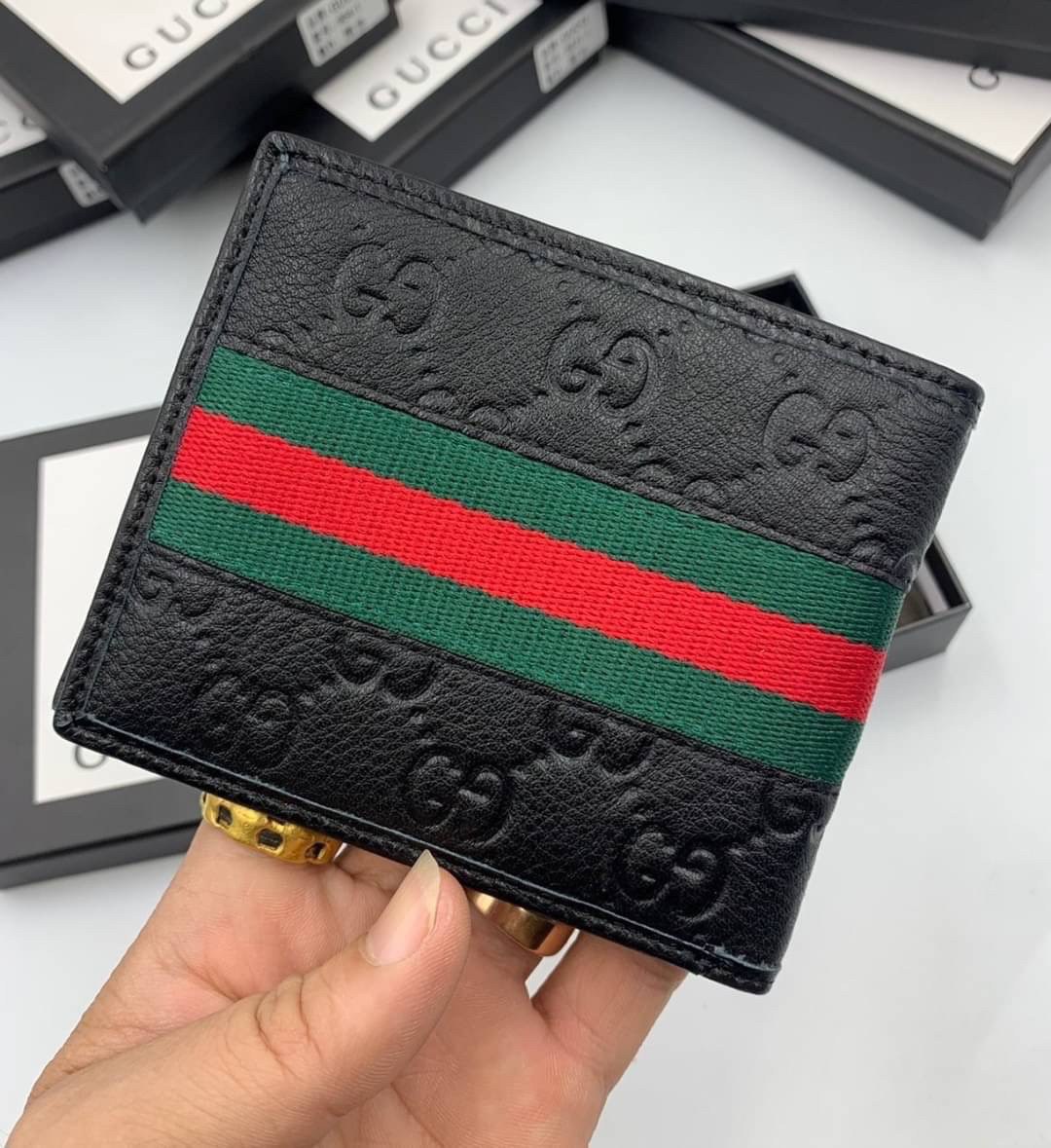 หนังแท้ GUCCI Men Short Wallet รุ่นใหม่ล่าสุด!! หนังสวยเริด ดีงามมากค่าาา กระเป๋าสตางค์ใบสั้น ดีไซน์ใหม่ สวยดูหรู ถือใช้กำลังเหมาะมือ ใส่บัตรได้เยอะ ใส่ธนบัตรได้ทุกชนิด มาครบ set พร้อมส่ง!! เป็นไอเท็มที่หนุ่มๆต้องมีจริงๆจ้า 😎😎