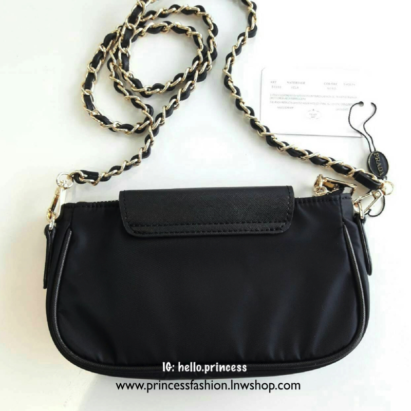 คือดีงามมม Best Seller! **พร้อมส่งความแซ่บ กระเป๋าอเนกประสงค์ จากแบรนด์ PRADA งานพรีเมี่ยม vip gift สุดหรู ตัวกระเป๋าเป็นผ้าไนล่อน ตามแบบฉบับของแบรนด์เลย ใบนี้มีสายยาวโซ่สลับหนัง (ปรับไม่ได้แต่ถอดสายได้คะ) เลิศมาก สะพายเป็น shoulder bag ได้เลย **ขนาดกำลัง