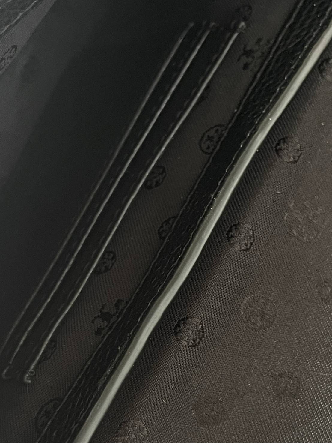 Tory Burch mini Amanda Leather crossbody bag กระเป๋าสะพายทรงครอสบอดี้ ที่ดูเรียบง่ายแต่ยังคงเสน่ห์ความเป็นTory ด้วยโลโก้ที่เป็นซิกเนเจอร์ มีฟังก์ชั่นการใช้งานที่ง่าย และคล่องตัว ทำให้สะดวกใช้งานได้ทุกที่ทุกเวลา สุดคลาสสิกและดูแพงด้วยโลโก้ด้านหน้าอะไหล่สีท