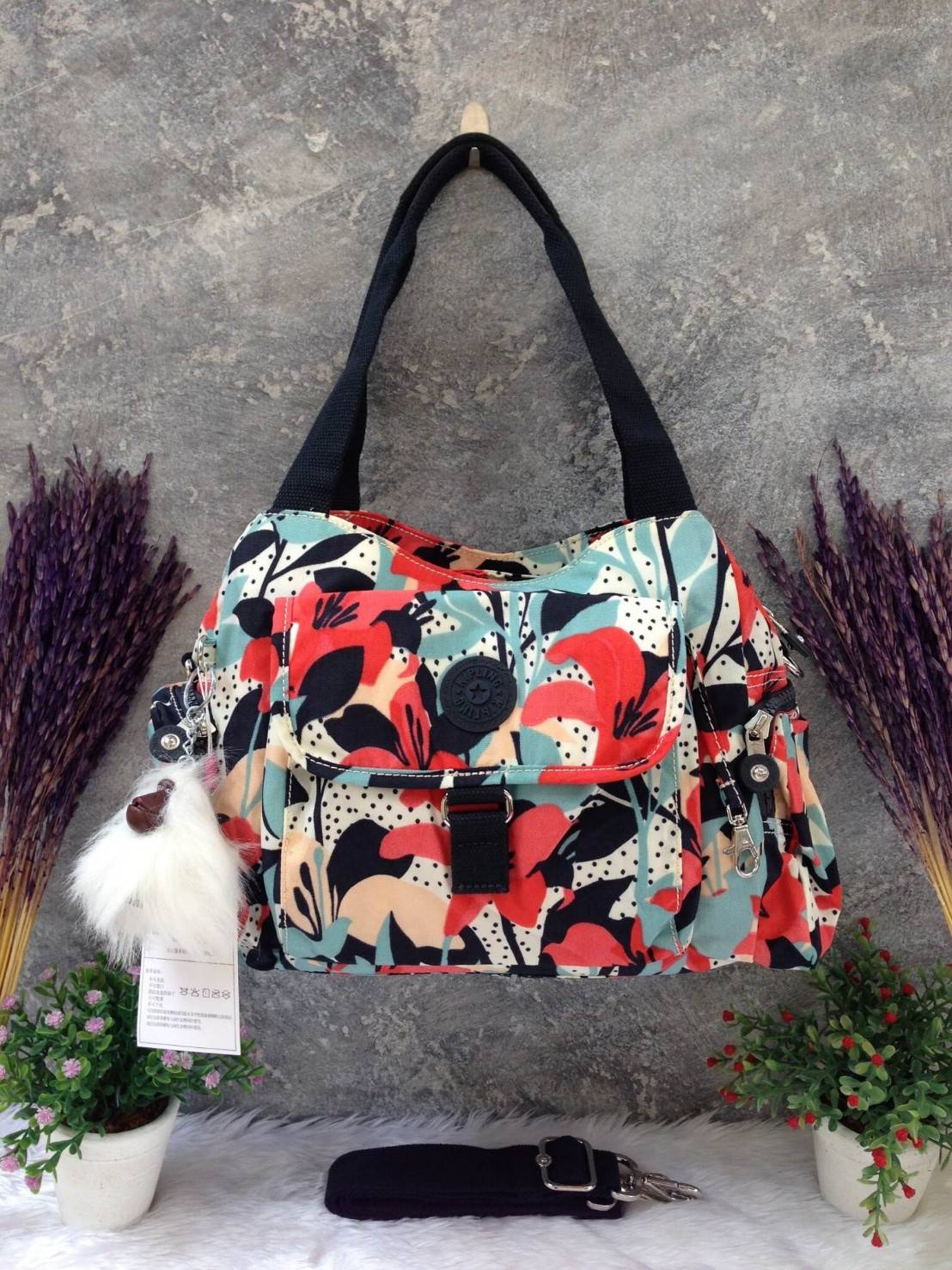 KIpling Felix Large Handbag Bag กระเป๋าถือหรือสะพายสไตล์ลำลองวัสดุ Nylon + Polyester 100% น้ำหนักเบามีหูหิ้วเเละสายสะพายยาวเลื่อนปรับระดับได้ถอดได้ เปิดปิดด้วยซิปสะดวกใช้ โลโก้เเบรนด์ มีช่องแบ่งถึง3ช่องเเยกเป็นสัดส่วน ด้านหน้าและด้านหลังมีช่องใส่ของเปิดปิ