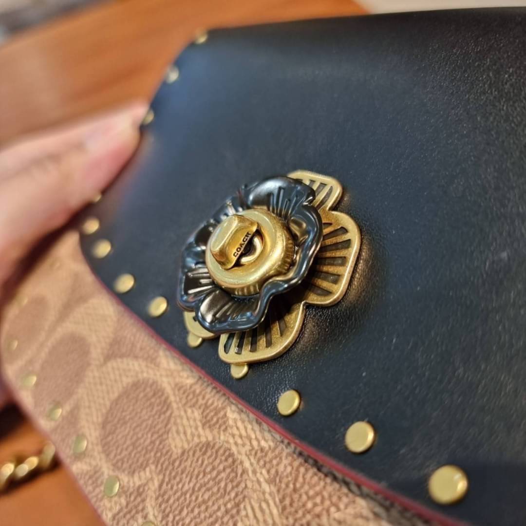 COACH C2462 MADISON SHOULDER BAG 16 IN SIGNATURE CANVAS WITH RIVETS กระเป๋าสะพายข้าง ไซส์กะทัดรัด พกพาง่าย น้ำหนักเบา ดีไซน์สวย โดดเด่นด้วยตัวล็อครูปดอกไม้ สีสันตกแต่งตัดกันกับลายซีอย่างลงตัว วัสดุหนังแคนวาสเคลือบลาย ภายในแบ่งสัดส่วนให้อย่างดี มาพร้อมสายส