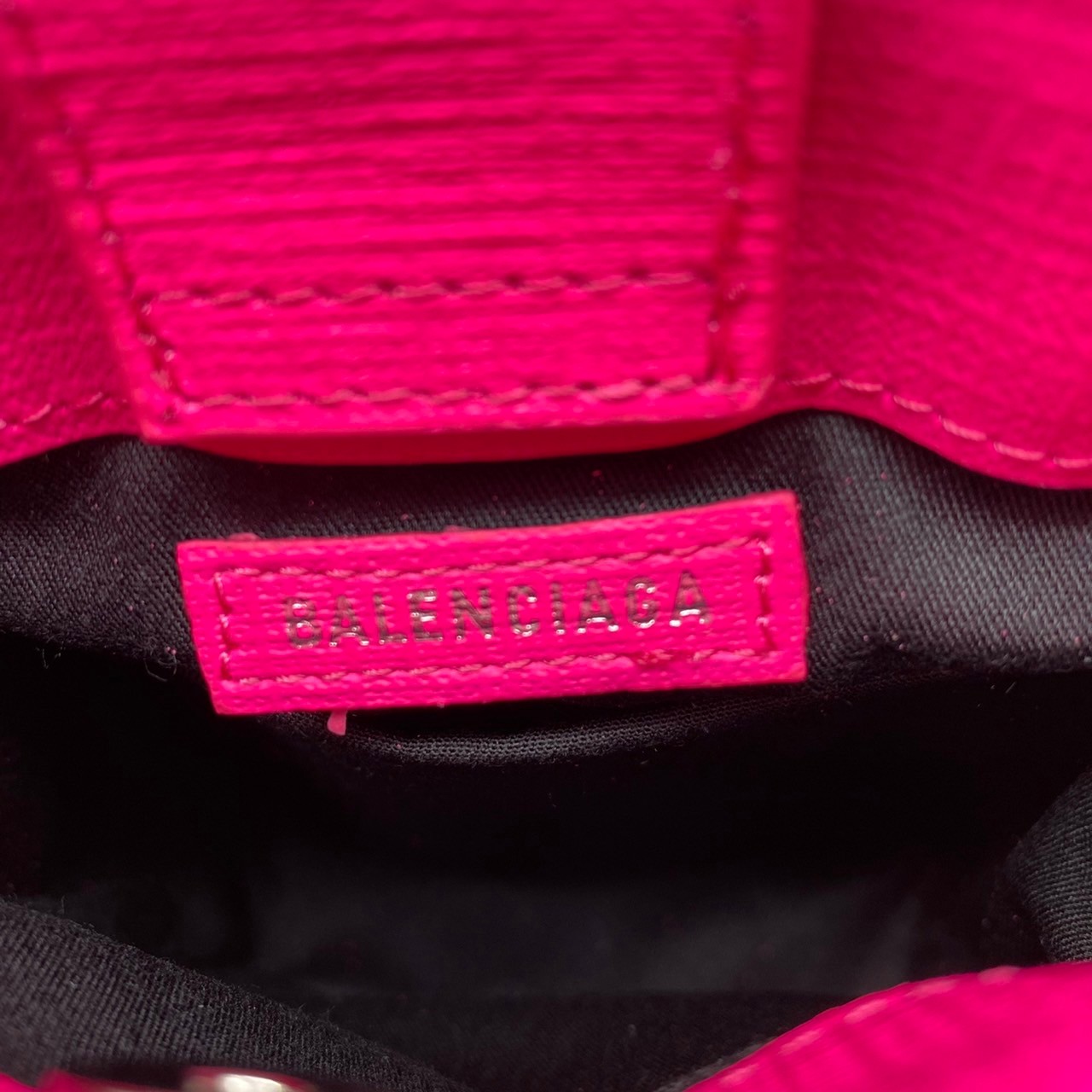 หนังแท้ BALENCIAGA Shopping Phone Pouch leather tote พกกระเป๋าช้อปปิ้งขนาดมินิ ไปทุกที่ในฤดูกาลนี้ ดีไซน์ที่ใช้ได้ทุกวันตั้งแต่หนังแบบมีเท็กซ์เจอร์ ภาพสินค้าถ่ายจากงานขายจริง ใช้งานต่างประเทศได้