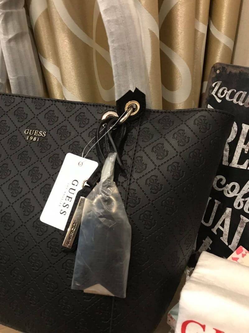 GUESS Kamryn Q Logo Tote สไตล์คลาสสิค ฐานกว้างตั้งอยู่ทรง วัสดุหนังpuลายsignature แบรนด์รอบใบ เปิดปิดด้วยซิปเดียวด้านบน ใช้งานง่าย บุด้วยผ้าสกรียโลโก้ มีช่องเล็กและช่องซิปแยกใช้งานเป็นสัดส่วน ประดับtagโลหะหุ้มหนังเป็นดีเทล ใบใหญ่ใส่นิตยสาร และของใช้ประจำว