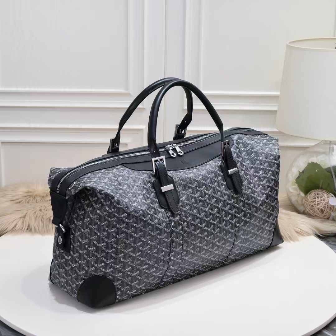 Goyard Boeing Travel 55 Duffle Bag กระเป๋าเดินทางใบใหญ่ ดีไซน์สวยคลาสสิกเป็นเอกลักษณ์ ไอเท็มที่จะทำให้การเดินทางไม่ธรรมดาอีกต่อไป ด้วยดีเทลความเป็นเอกลักษณ์ เรียบแต่หรู ภายในจุของได้เยอะมาก ใหญ่จริง!! ใบนี้คุ้มค่าราคามากๆ