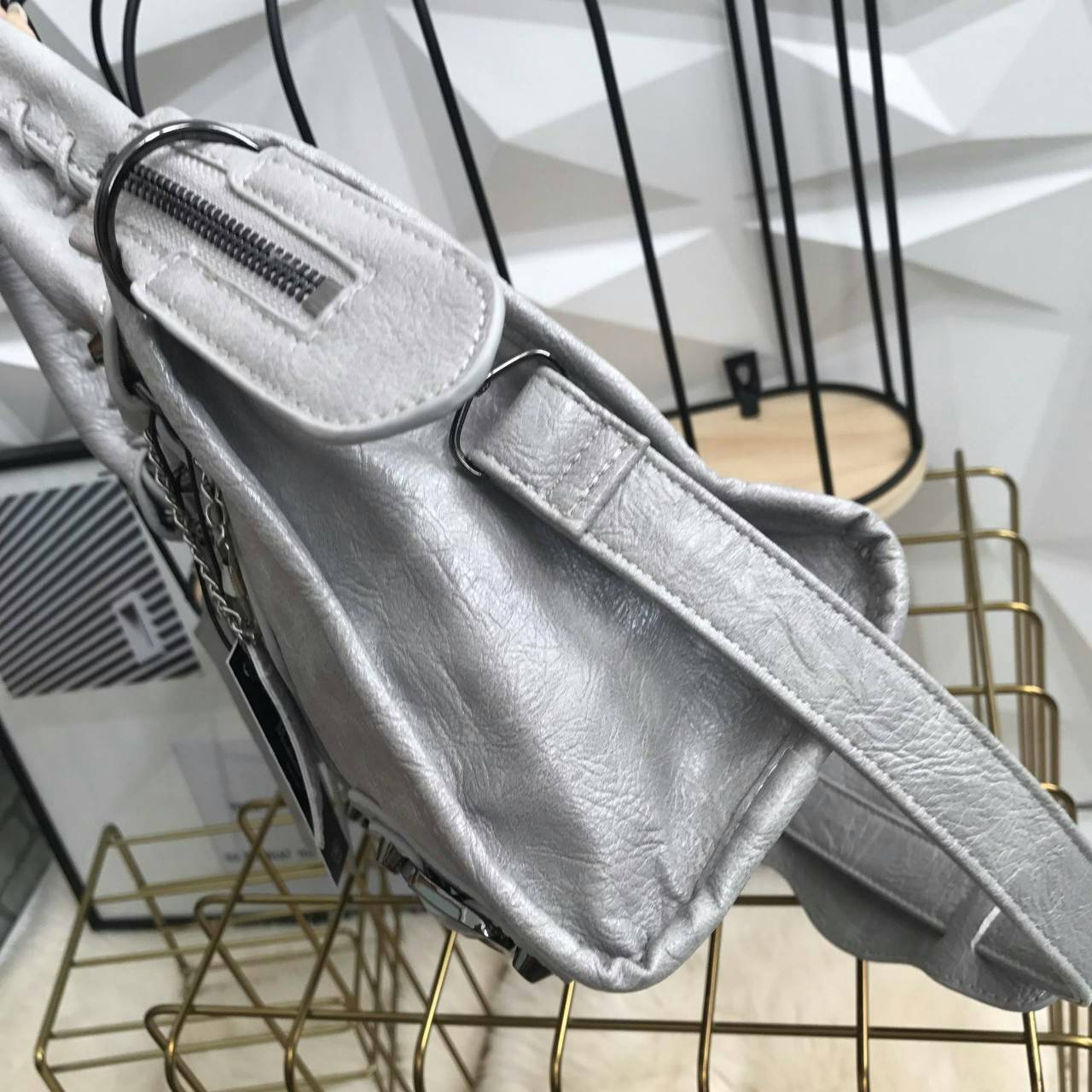 Massimo Dutti Classy Crossbody Bag กระเป๋าทรงสุด ฮิตจาก Massimo Dutti ขนาด mini จะถือ, สะพายสะพายไหล่ หรือสะพาย crossbody ได้หมดค่ะ หนังเงาสวยนิ่มมือรับประกันเลย ภายในแบ่งช่องเป็นสัดส่วน น้ำหนักเบา จุของได้คุ้ม มาพร้อมกับสายยาวให้ ใบนี้ใช้ได้ ทุกโอกาสจริง