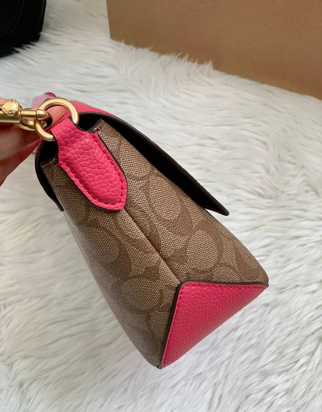 คอลเลคชั่นใหม่ ทั้งสวยทั้งคุณภาพค่ะ😘 COACH KARLEE CROSSBODY BAG 💐พร้อมส่ง ได้ไปไม่ผิดหวังแน่นอนค่ะ! สวยๆแบบคนดังระดับโลกกันค่าา กระเป๋าสะพายแบบครอสบอดี้ร์ หนังแท้นิ่มสวยงามมากๆค่ะ รูปทรงน่ารักกระทัดรัด เปิดปิดกระเป๋าแบบหมุนล็อค ภายในสามารถ