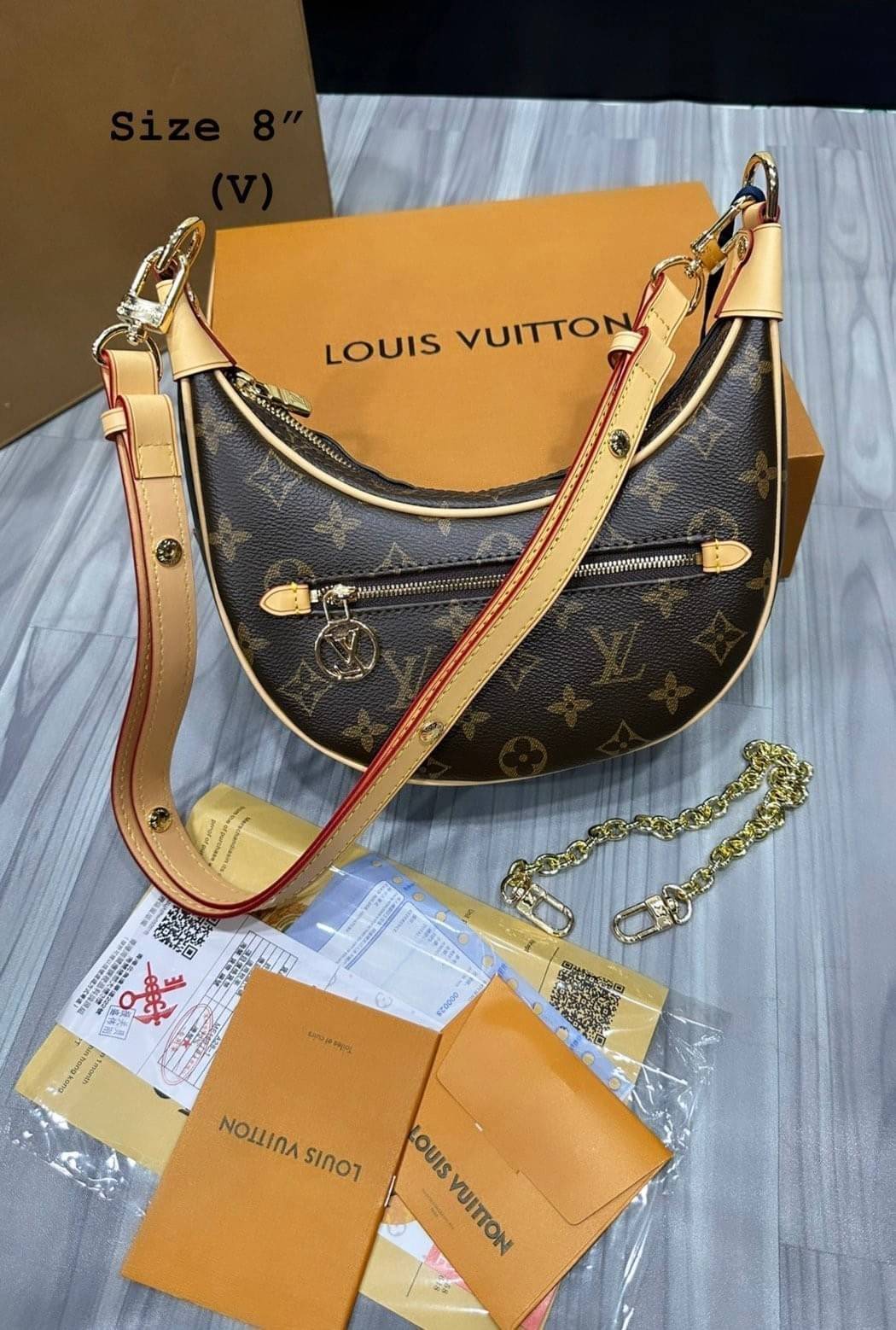 LV Loop bag Monogram canvas กระเป๋าสะพายรูปทรงเสี้ยวพระจันทร์ สุดยอดเดอะเบสท์ไอเท็ม รุ่นตามหา เข้าเพิ่มแล้วค่า งานสวยหรู ดูแพงมาแต่ไกล ขนาดกำลังพอดี สะพายไหล่คือปังมาก วัสดุหนังแคนวาสคุณภาพ ดีงาม เอาอยู่ทุกลุค