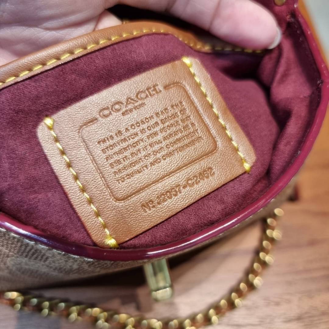 COACH C2462 MADISON SHOULDER BAG 16 IN SIGNATURE CANVAS WITH RIVETS กระเป๋าสะพายข้าง ไซส์กะทัดรัด พกพาง่าย น้ำหนักเบา ดีไซน์สวย โดดเด่นด้วยตัวล็อครูปดอกไม้ สีสันตกแต่งตัดกันกับลายซีอย่างลงตัว วัสดุหนังแคนวาสเคลือบลาย ภายในแบ่งสัดส่วนให้อย่างดี มาพร้อมสายส