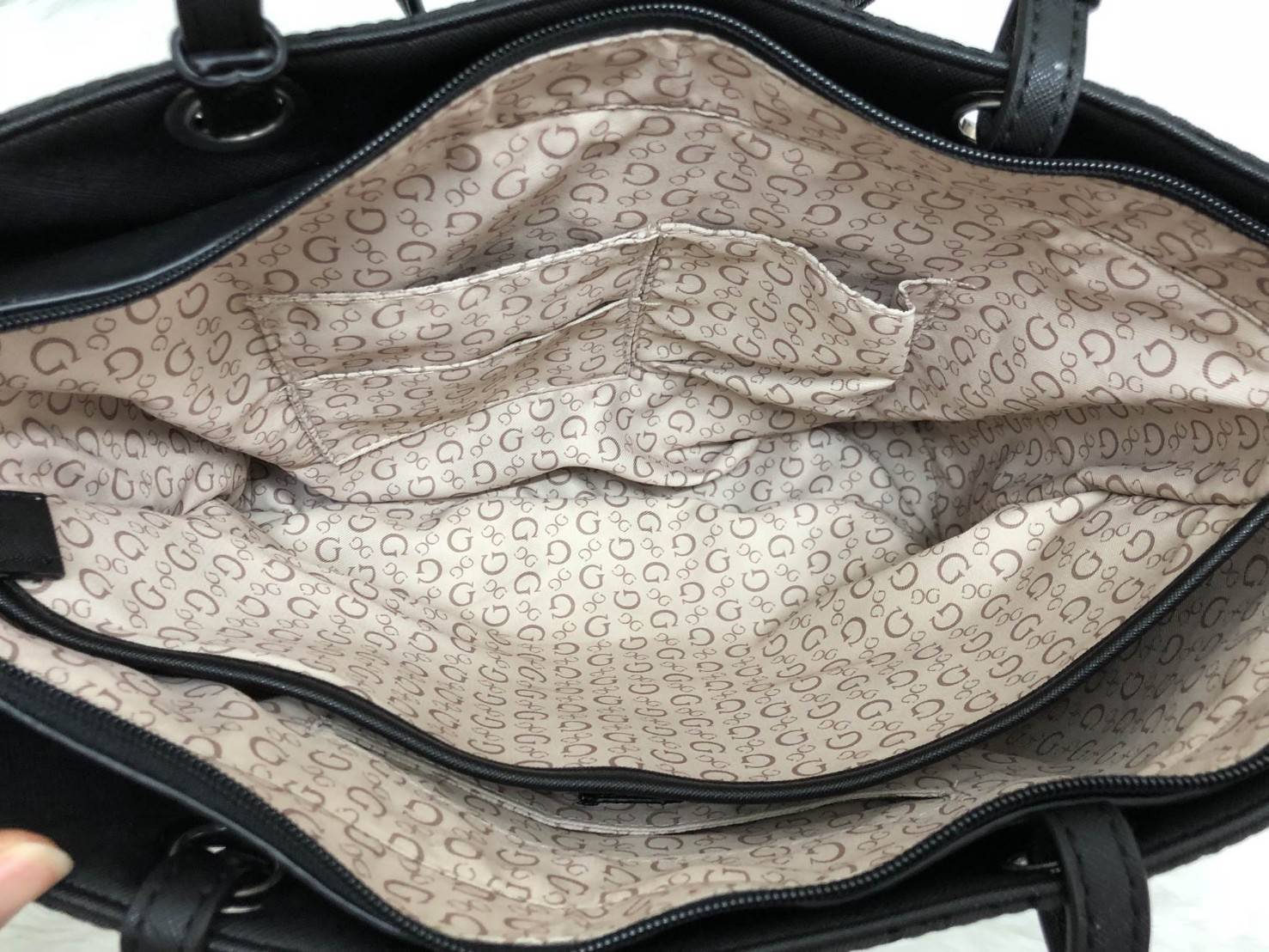 New !!! GUESS HANDBAG SHOULDER BAG พร้อมส่ง สินค้าเข้าใหม่ค่ะ!!!กระเป๋าถือและสะพายไหล่ วัสดุผ้าปักลาย G ทั้งใบค่ะ ด้านหน้าติดโลโก้แบรนด์หรู พร้อมห้อยพวงหนังยาวลงมาบอกเลยสวยมากๆค่ะเปิดปิดกระเป๋าแบบซิป กระเป๋าซับในลายแบรนด์ ภายในกระเป๋าแบ่งเป็นสองช่องใหญ่ใส