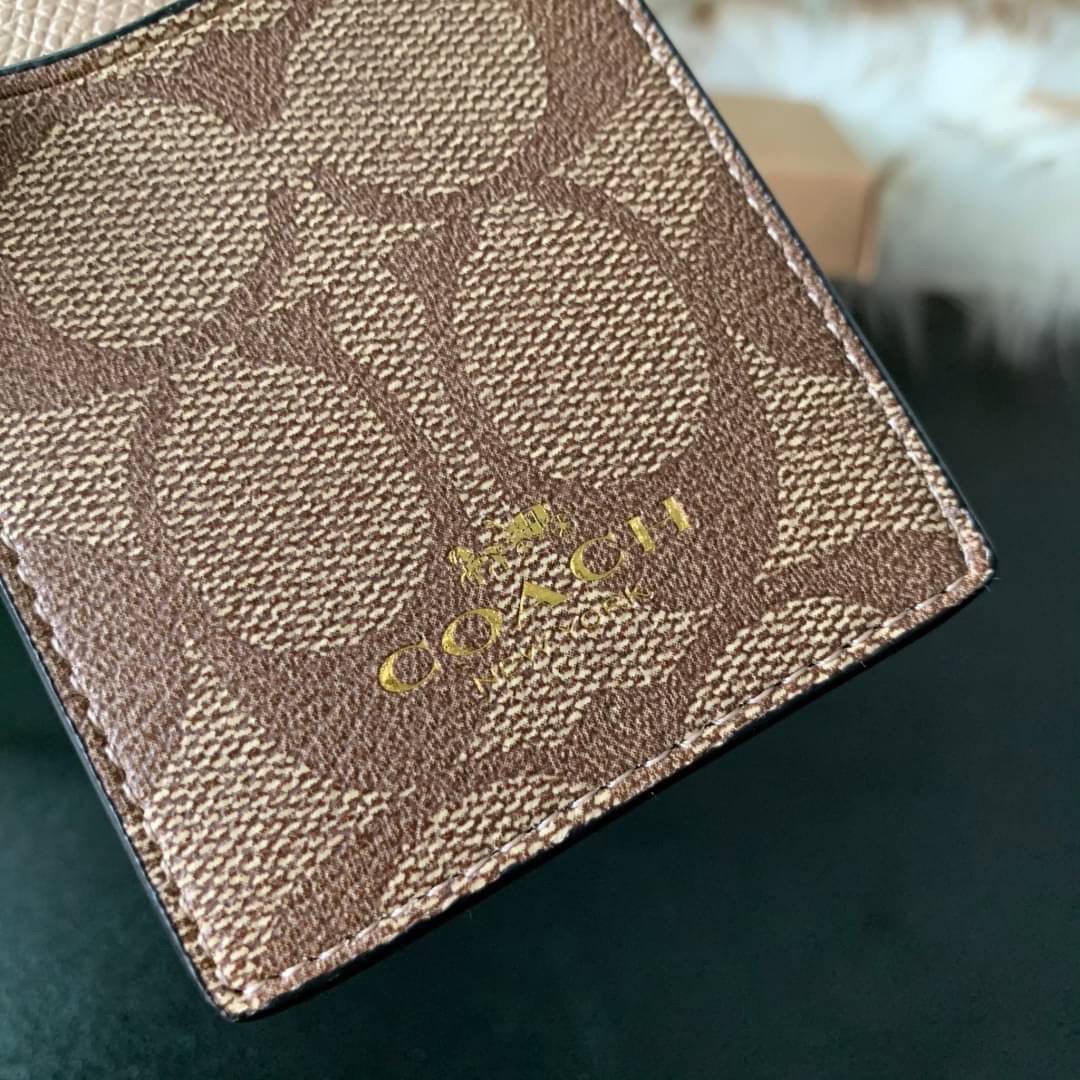 COACH F63274 ID LANYARD IN SIGNATURE COATED CANVAS กระเป๋าใส่บัตรคล้องคอ ลาย C ทั้งใบ ด้านหน้าตกแต่งชื่อแบรนด์ สวยมากกก ใส่บัตรพนักงาน และบัตรต่างๆ มาพร้อมสายคล้องคอ สายถอดออกได้ ตัวกระเป๋ามี 3 ช่องค่ะ