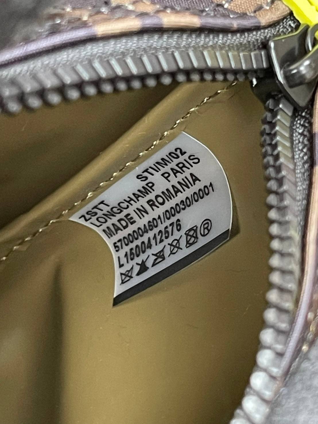 LONGCHAMP LE PLIAGE COLLECTION TOP HANDLE BAG XS พบกับคอลเลคชั่นใหม่ล่าสุด มีดีไซน์ที่เรียบหรูและคลาสสิก แฝงด้วยลูกเล่นแบบเฟมินีน แถมยังมีน้ำหนักเบาอย่างไม่น่าเชื่อ มาพร้อมกับหูจับกระเป๋าคู่และฝาปิดแบบกระดุม กระเป๋าถือใบนี้สามารถใช้ถือแบบทั่วไป มีสายสะพาย