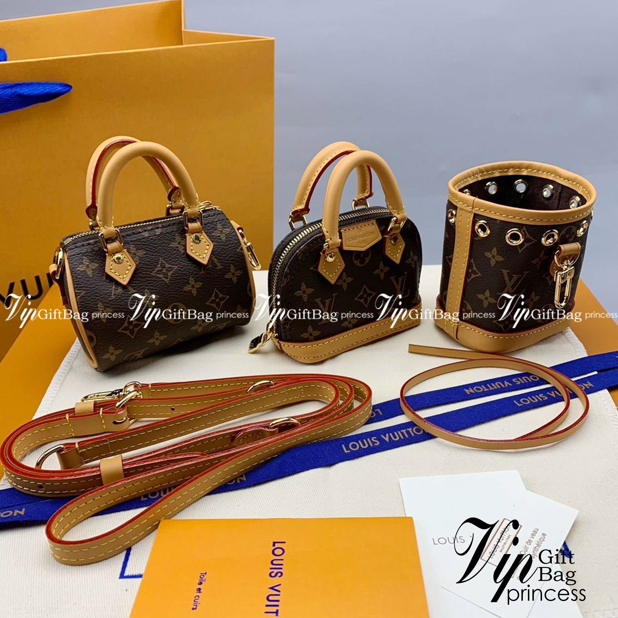 ORI 🥂 LV Trio Mini Icones Monogram Canvas เกรดสลับใช้แทนใบจริงได้ งานเกรดเทพออริจินอลสวยมาก ใช้ได้หลากหลายสไตล์ จะสะพายใบเดียว สองใบ หรือสามใบ หรือจะใช้เป็นพวงกุญแจที่คล้องมือหรือจะใช้เป็น Charm กระเป๋าก็ได้ คือคุ้มมากใน1 set ใหม่ล่าสุดเลยค่ะ น่าร