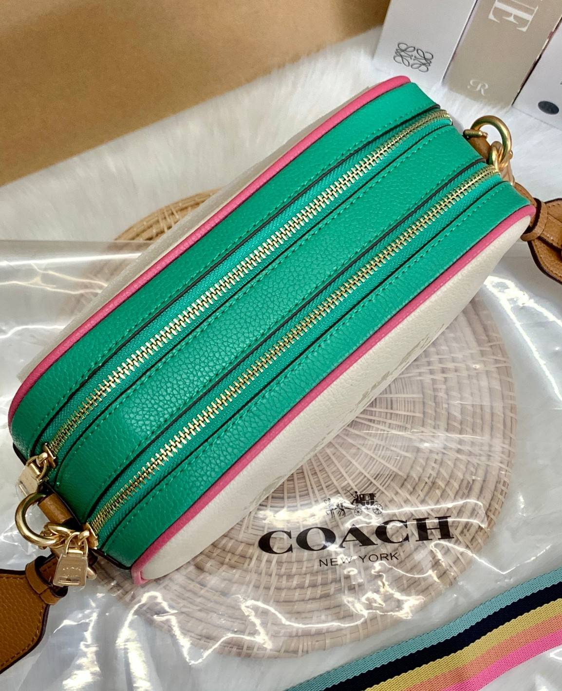 COACH JES CROSSBODY IN COLORBLOCK((72704)) พร้อมส่งอีกครั้ง ห้ามพลาดก่อนหมดค่ะ! กระเป๋าสะพายข้าง//หรือครอสบอดี้ร์ หนังแท้นิ่ม ลายหนังสวยงาม ด้านหน้ามีโลโก้แบรนด์แบบรถม้าเก๋ไก๋ค่ะ มี2ช่องซิปหลักให้ใส่ของ;สามารถใส่กระเป๋าเงินใบยาวได้;ของอื่นๆได้หลายอย่างเลย