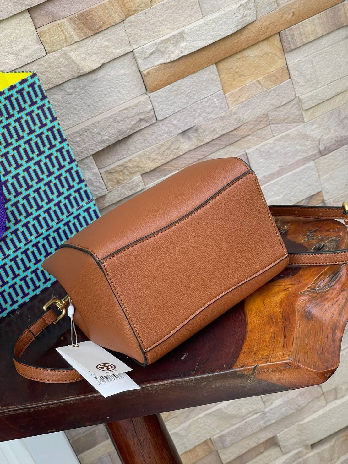 TORY BURCH McGraw Small Bucket Bag ดีไซน์ทรงตะกร้าแสนน่ารัก ดีเทลสะดุดตา รูปทรงจดจำง่าย สาว ๆ คนไหนที่เบื่อกระเป๋าถือทรงเดิม ๆ ลองมาดู Collection นี้กันดีกว่าค่ะ