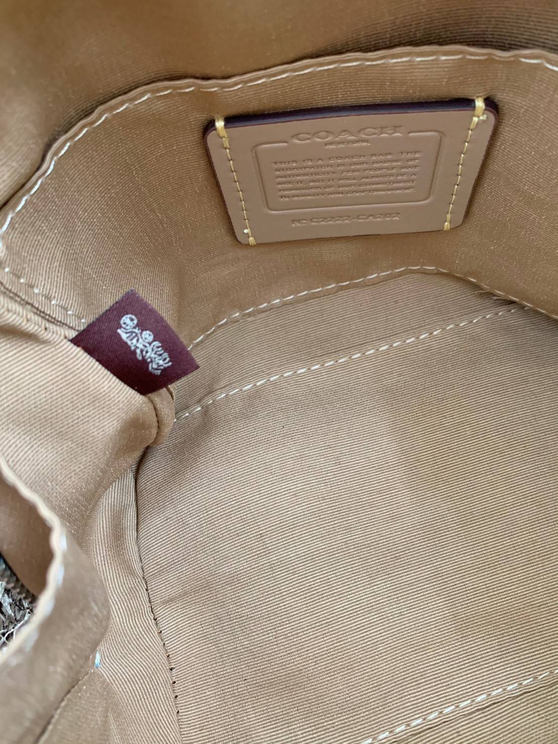 COACH SYDNEY SATCHEL BAG CA202 CA591 CB596 ใหม่ล่าสุด กับคอลที่สาวๆต้องหลงรัก กระเป๋าสะพายทรง satchel ที่มีรูปทรงดึงดูดสายตา สวยแรกเห็น วัสดุหนัง crossgrain พร้อมหูจับในตัว เปิด-ปิดด้วยซิป ภายในโล่งกว้าง ขนาดกำลังดี มีสายครอสให้ ปรับได้ตามชอบ ใบจริงลูกคุณ