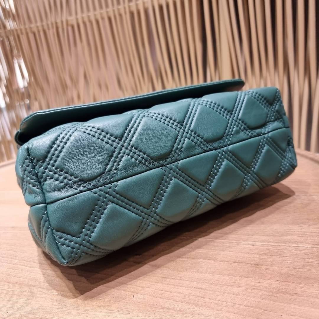 TORY BURCH FLEMING SOFT CONVERTIBLE SHOULDER BAG รุ่นหายากที่สาวๆตามหา มาพร้อมเสิร์ฟความสวยถึงบ้านไปเลยจ้า รอบนี้คัดสีสวยๆมาให้ได้ช้อปกันอย่างจุใจไปเลย กระเป๋าสะพายไหล่ หนังแท้นิ่มเต็มใบ สวยหรูดูแพง เปิด-ปิดด้วยตัวกดล็อคแน่นหนา สายสะพายในตัวปรับใช้ได้ 2 แ