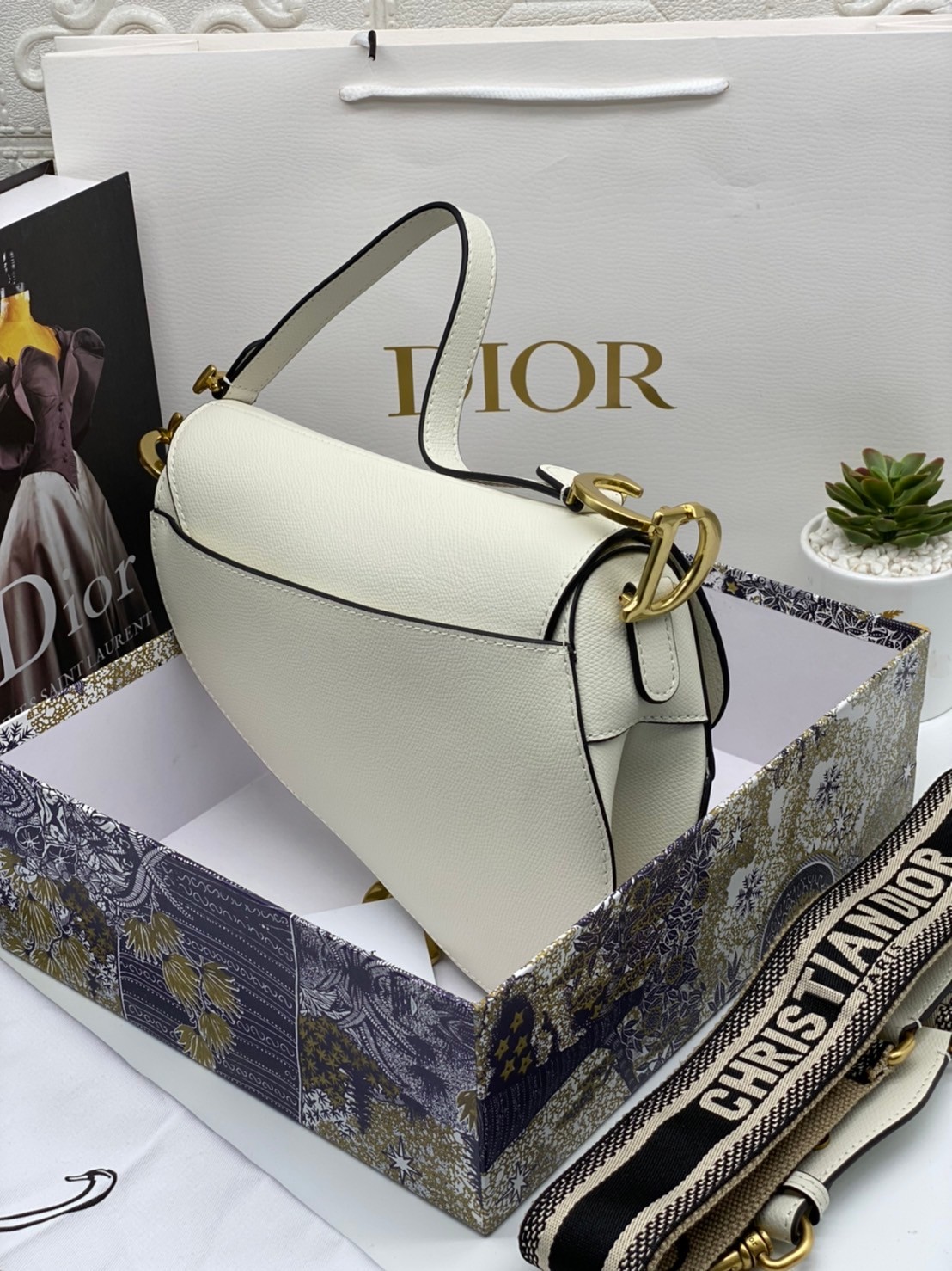 หนังแท้ DIOR SADDLE BAG with strap กระเป๋ารุ่นยอดนิยมตามแบบฉบับแบรนด์ งานออริหนังแท้ทั้งใบ ใช้งานได้ 2 แบบ สะพายยาว CROSSBODY และสายสั้นถือได้เก๋ๆ ลุคนี้คูลสุดๆ เลยค่าา ภาพถ่ายจากสินค้าจริง! สวยมาก พร้อมส่งที่ไทยราคาสุดคุ้ม สาวๆ ห้ามพลาดค่ะ!