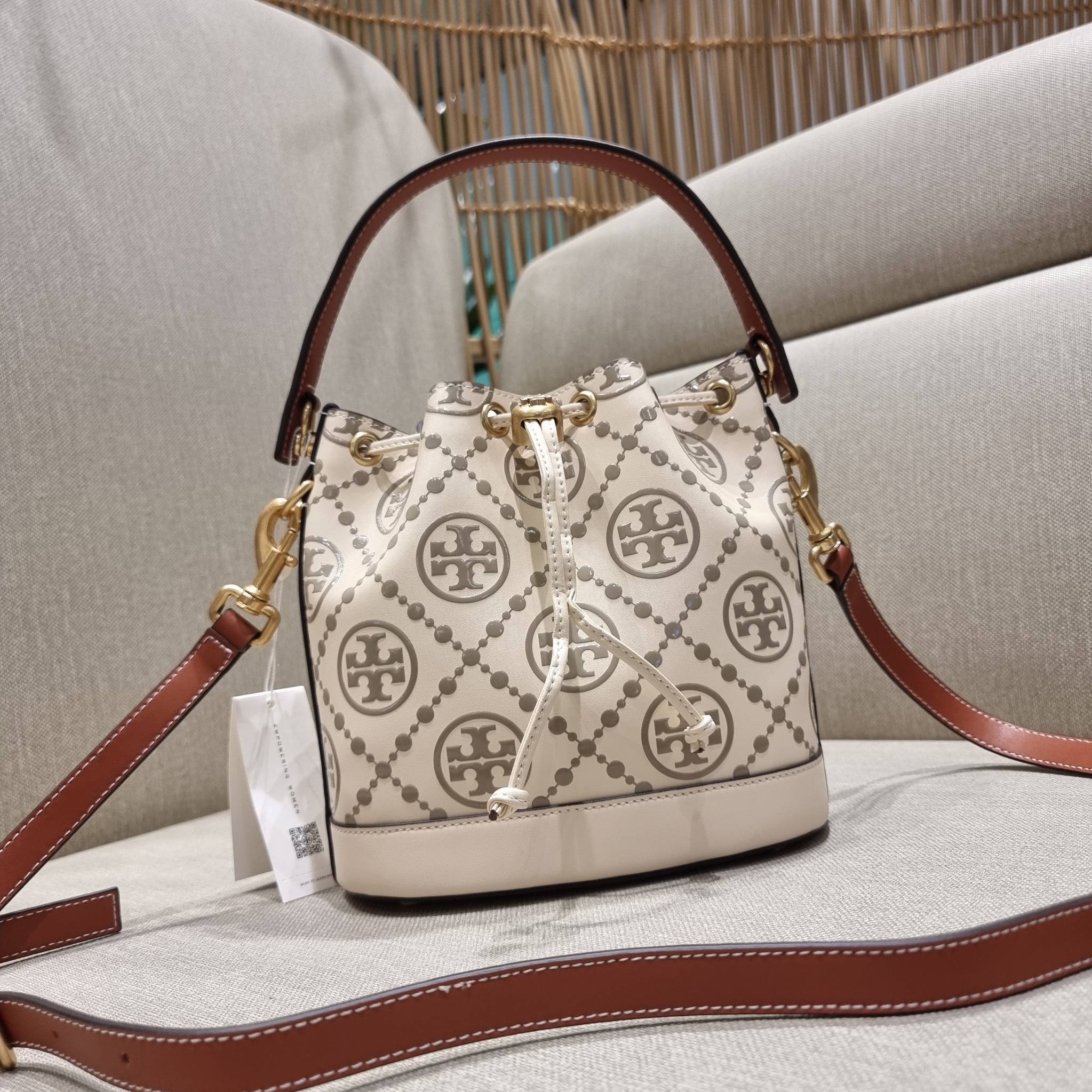 TORY BURCH T MONOGRAM EMBOSSED BUCKET BAG คอลเลคชั่นใหม่ กับกระเป๋าบัคเก็ตทรงยอดนิยม ดีไซน์ใหม่ล่าสุด สวยลูกคุณหนู หรูหรา!! ด้วยดีเทลผิวลายนูนลวดลายเอกลักษณ์ วัสดุหนังแท้ ปากกระเป๋ารูดเปิด-ปิดได้ มีหูจับในตัว สะดวกใช้ไปอีก และมีสายสะพายข้าง ปรับได้อีกด้วย