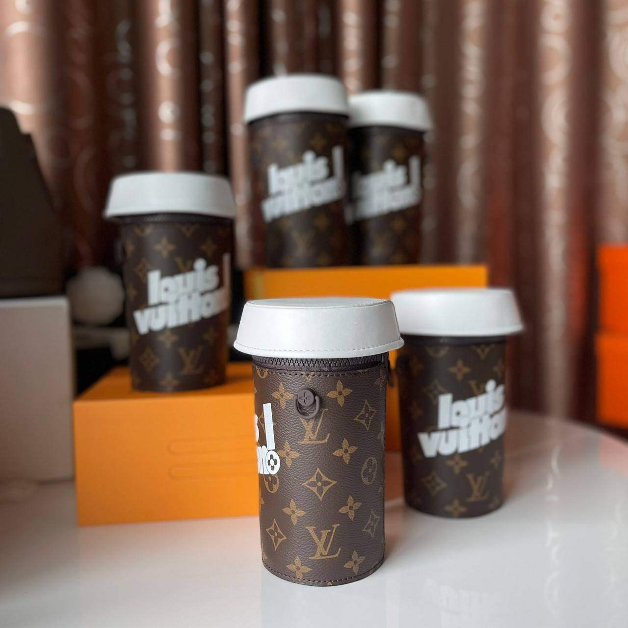 LOUIS VUITTON COFFEE CUP limited งานหนังแท้สวยมาก ใส่โทรศัพท์ได้ มีพื้นที่ว่างให้ใส่กระเป๋าตังค์ยาวได้อีกด้วย น่ารัก เก๋ๆ คูลๆ เลยค่าา