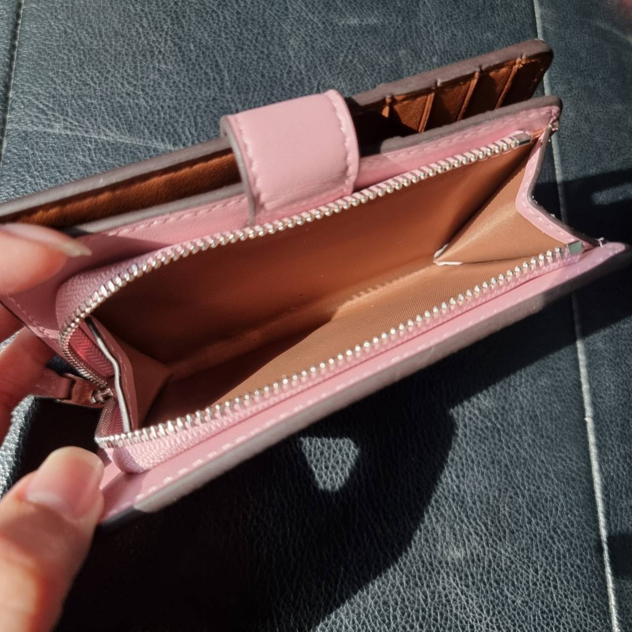 COACH F33034 MEDIUM CORNER ZIP WALLET IN COLORBLOCK SIGNATURE CANVAS กระเป๋าสตางค์ใบกลาง 👛 ขนาดกำลังเหมาะมือ วัสดุหนังแคนวาส ดูแลรักษาง่าย มีช่องใส่บัตรและธนบัตรครบ และช่องซิปแยกไว้ใส่เหรียญ สวยคลาคสิคแบบนี้เหมาะส่งต่อเป็นของขวัญที่สุดจ้า