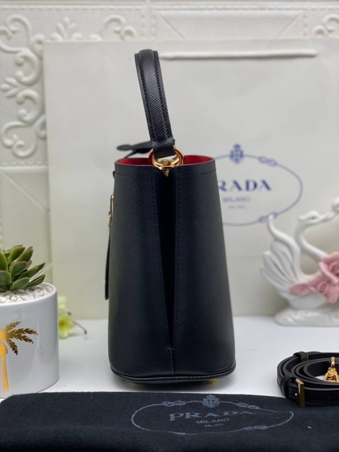 Prada Panier Saffiano Leather Bag / PRADA Saffiano Bucket Bag กระเป๋าสะพายทรง bucket ไซส์น่ารักน่าใช้ ภายในโล่งกว้าง ใส่ของสำคัญได้เลย รีบจับจองกันน้า ราคาสุดคุ้มแบบนี้ ตำเลย!