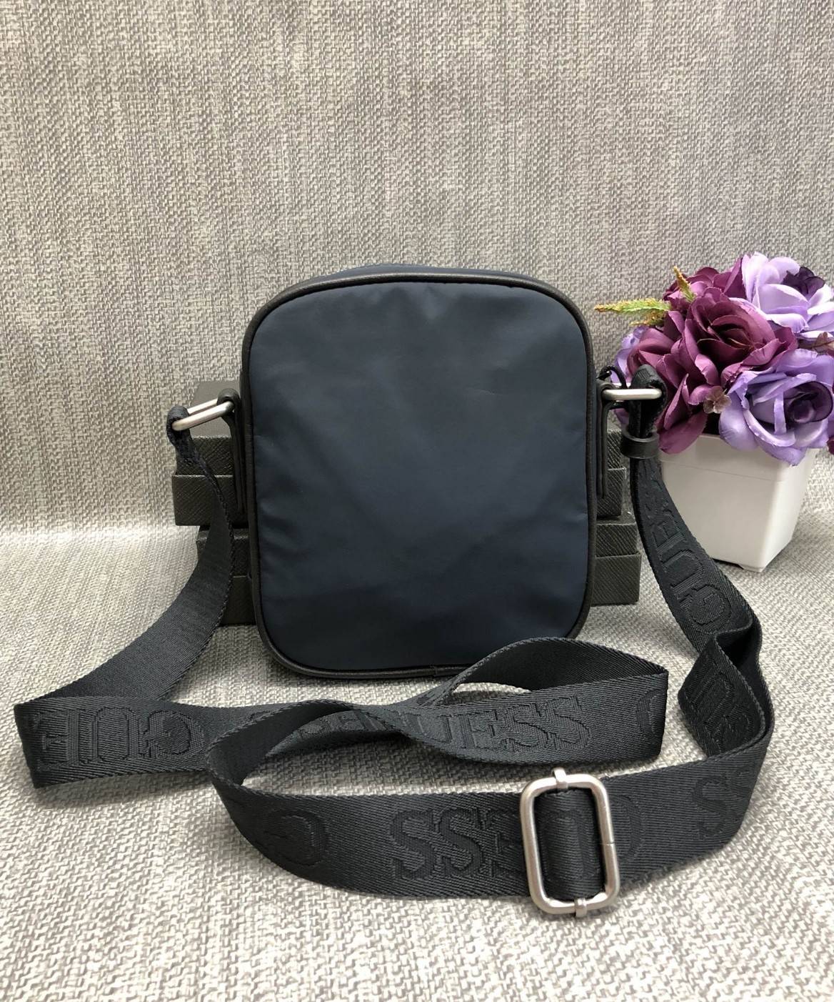 New GUESS SHOULDERBAG HM 6122 พร้อมส่งกระเป๋าสะพาย รุ่นนี้ใช้ได้ทั้งชาย/หญิง วัสดุไนล่อนอย่างดี คุณภาพสูง ด้านหน้าติดอะไหล่และโลโก้แบรนด์ มีช่องซิปใส่ของจุกจิก เปิดปิดกระเป๋าช่องหลักแบบซิป ด้านในโล่ง ลึก ใส่มือถือ กระเป๋าสตางค์ใบสั้นหรือสัมภาระอื่นๆได้พอป