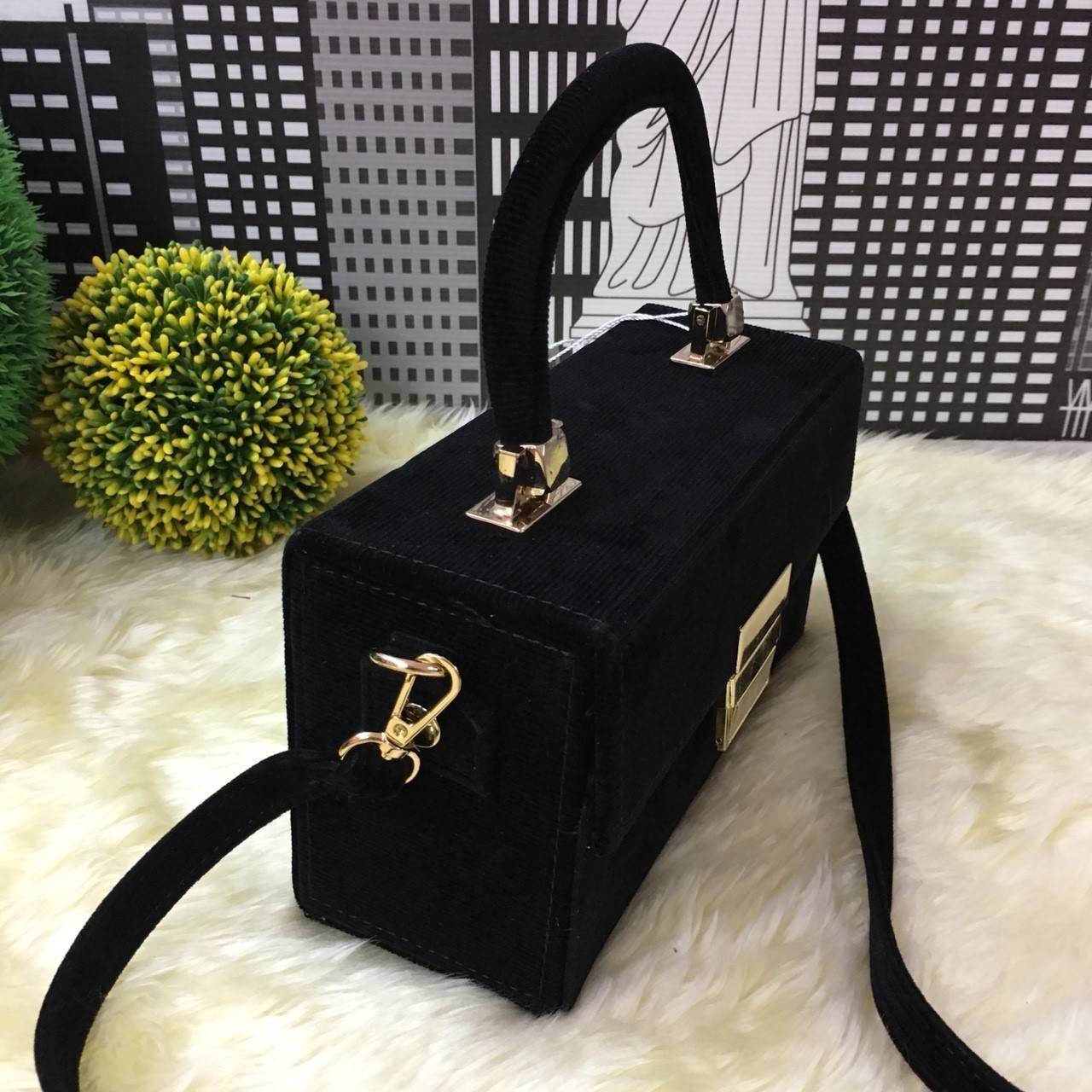 Zara rigid corduroy minaudière 2017 กระเป๋าทรงกล่องมาด้วย top ผ้าลูกฟูกเท่ๆ อะไหล่สีทอง ด้านหน้าตัวล็อค แบบสวมปุ่มล็อค หูพับลงได้ สายสะพายถอดและปรับระดับได้ ด้านในช่องโล่ง สามารถใส่ กระเป๋าเงิน มือถือจุกจิกได้พอสมควร น้ำหนักเบามาก ดีไซน์ไม่เหมือนใครตามสไต