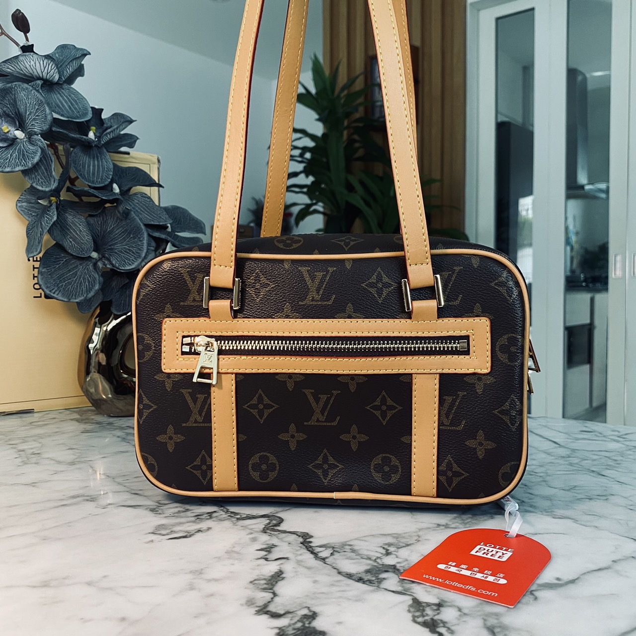 LV Cite Monogram Canvas Handbags หลงรักน้องเข้าแล้วค่า กับกระเป๋าสะพายวินเทจรุ่นยอดนิยม ทรงสะดวกใช้ ดีไซน์สุดคลาสสิค ใช้ได้ทุกวัน ใบจริงสวยน่าใช้มากๆ จัดให้ครบเซ็ท ล็อทนี้ราคาดีมาก สวยเกินราคา ตรงปก พร้อมเสิร์ฟความสวยให้ถึงบ้านไปเลยจ้า