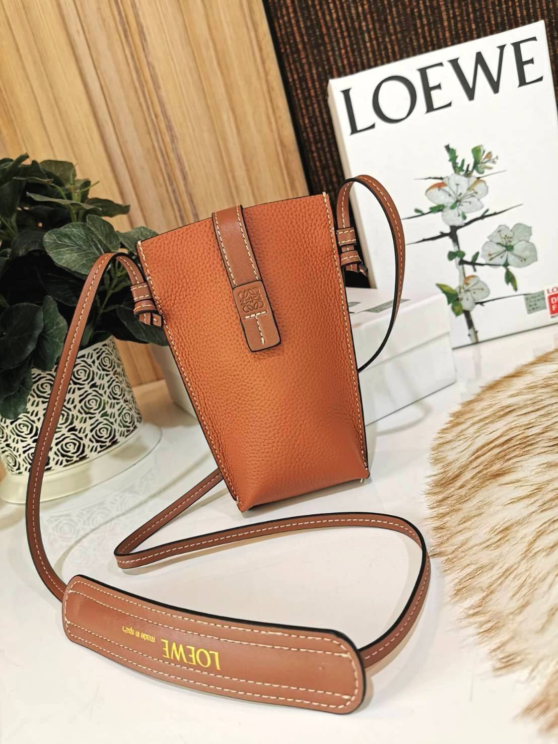 LOEWE MINI CROSSBODY BAG GIFT WITH PURCHASE (GWP) กระเป๋าสะพาย Limited จาก LOEWE วัสดุ Calfskin หนังแท้หนังสวยอยู่ทรงขนาดมินิดีไซน์มินิมอล ภายในโล่งใส่มือถือ บัตร ของจุกจิกได้ ด้านหลังมีช่องใส่ของ พร้อมสายหนังแท้คล้องคอได้ สะพายไหล่ Crossbody ได้ สายเลื่อ