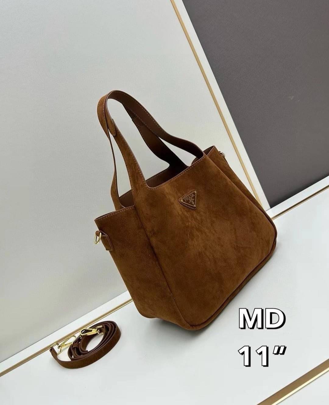 PRADA Suede Shopping Tote bag กระเป๋าทรงช้อปปิ้ง งานหนังกลับสวยเก๋ สวยเด่นเป็นเอกลักษณ์มาก ดีไซส์ทรงสวยหูจับในตัว ภายในโล่งกว้าง ใส่ของสำคัญได้สบายๆ