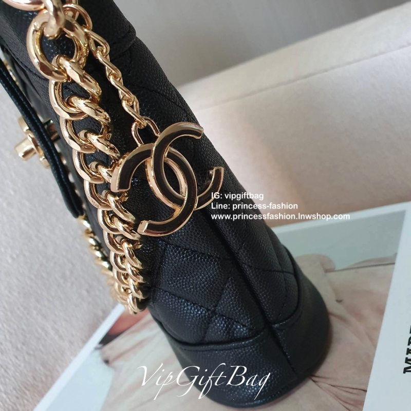 สวยหรูคลาสสิค **มีสายให้สองแบบ CHANEL VIP GIFT CROSSBODY BAG งาน CHANEL VIP GIFT ของแท้ 100% จากเคาเตอร์แบรนด์ CHANEL ทรงสวย ขนาดกำลังดี วัสดุหนัง CAVIER PU เปิดปิดด้วยกระดุมหน้าแบบบิดปลอดภัยหายห่วง ด้านในมีซิปอีกชั้น อะไหล่ทอง หัวซิปปั้มแบรนด์ ด้านในใส่โ