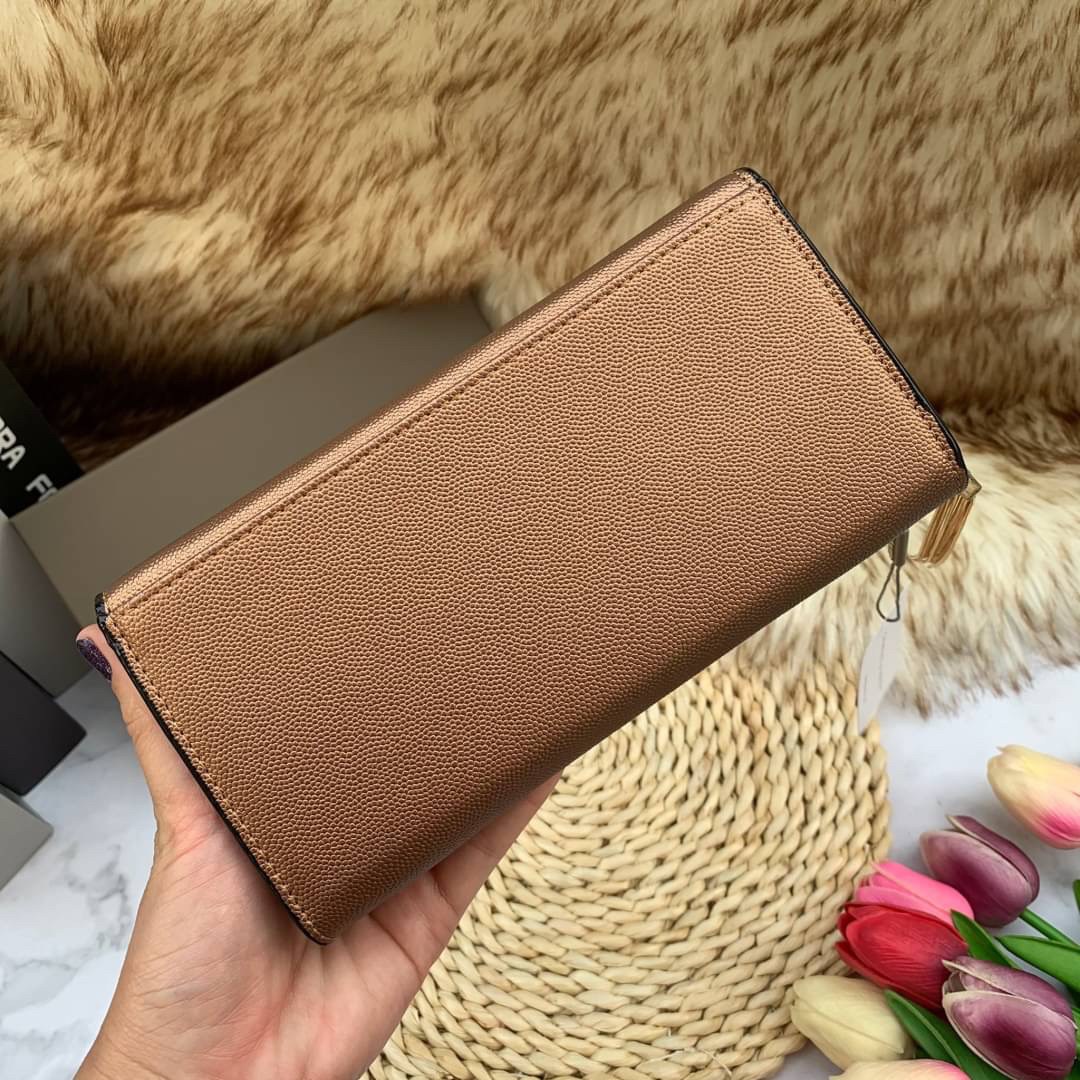 ของแท้ 💯% CHARLES & KEITH METAL TASSEL CLASSIC LONG WALLET กระเป๋าเงินใบยาวรุ่นพู่ยอดฮิต!! หนังพิมพ์ลายคาร์เวียร์ใช้ทน ด้านหลังมีช่องใส่บัตร/แบงค์ได้