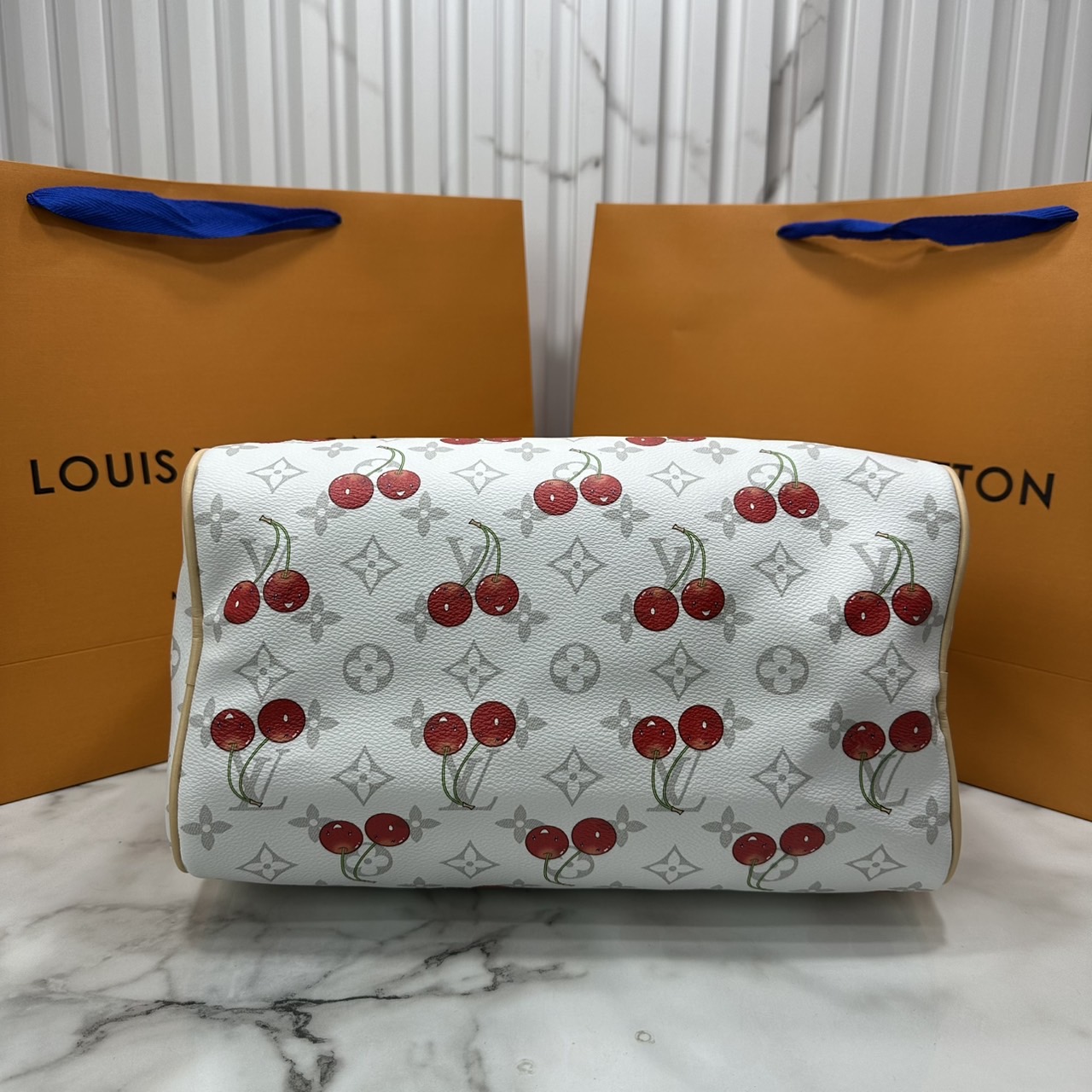 ORI หนังแท้ | LV x TM Bolsa Speedy Soft 30 Monogram cherry ช่วงนี้หน้าเชอรรี่ 🍒 กำลังออก 3 สีสุดฮอตเลือกช็อปได้เลยค่า กระเป๋าสะพายทรงหมอนใบใหญ่ ดีไซน์ใหม่มีชีวิตชีวา แสนสดใสด้วยโมโนแกรมแต่งดีเทลลายเชอร์รี่โดดเด่นสะท้อนความงามเปี่ยมสีสันอันเป็นเอกล