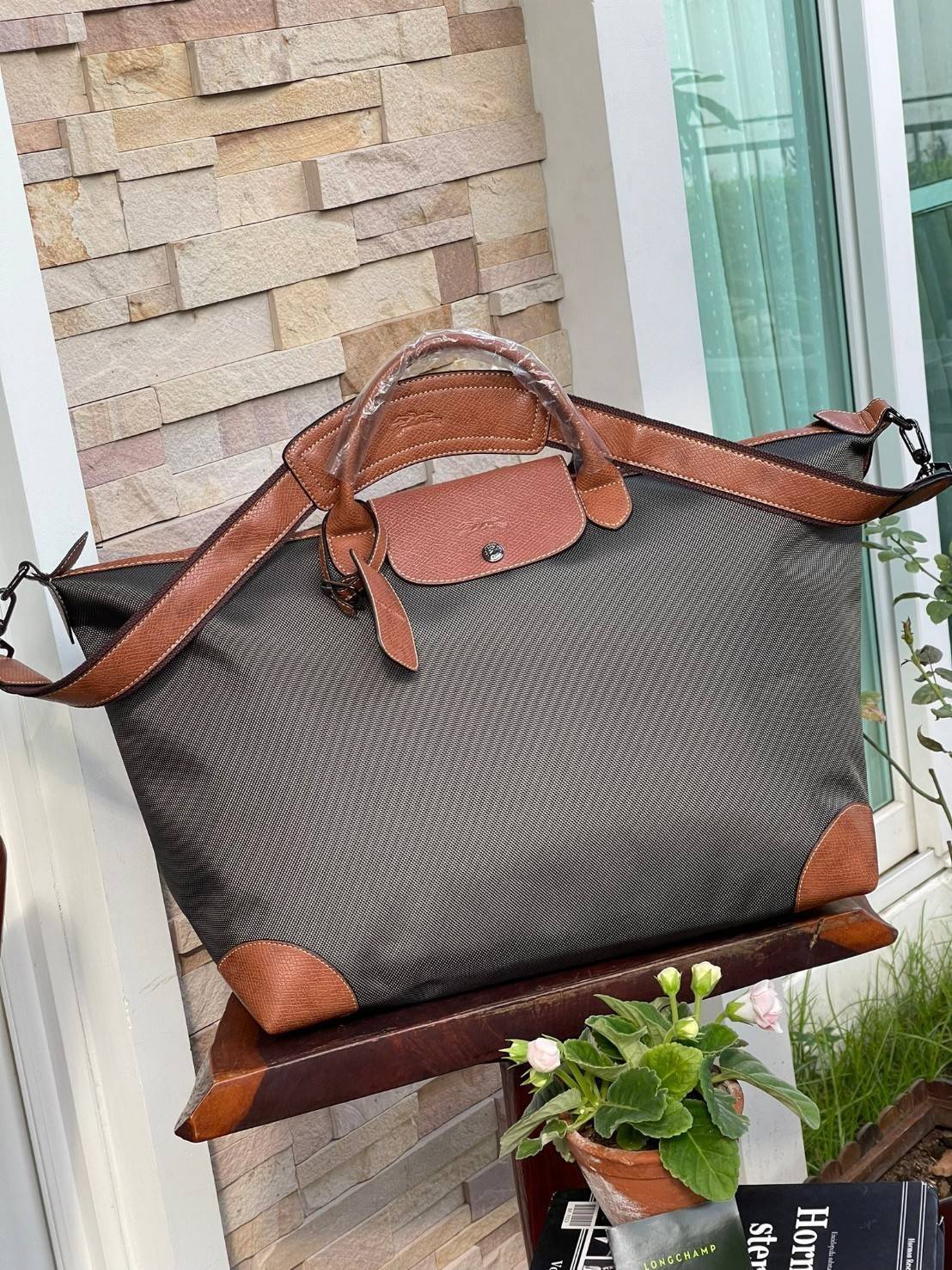 LONGCHAMP BOXFORD TRAVEL BAG L กระเป๋าเดินทางขนาดใหญ่ มาพร้อมสายสะพายที่สามารถถอดได้ ให้คุณเลือกสะพายไหล่หรือถือได้ มีซิปรูดเปิดปิดกระเป๋าที่ให้คุณมั่นใจได้ว่าคุณจัดเก็บไอเท็มของคุณได้อย่างมิดชิด บ็อคฟอร์ด (BOXFORD) สะท้อนความเป็นเอกลักษณ์ของแบรนด์ที่เปี่