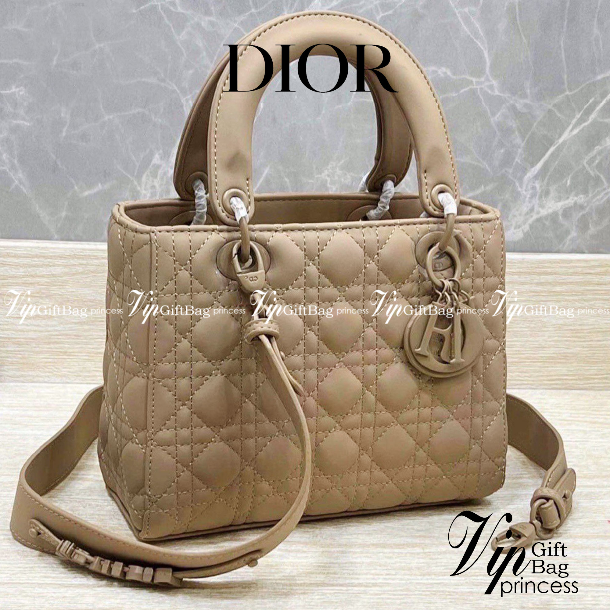 DIOR CD LADY BAG / Christian Dior Lady Dior Ultra-Matte Bag 9.5" ขนาดกำลังดี ใส่ของได้เยอะเลยค่ะ พร้อมส่ง 5 โทนสีพาสเทลหวานๆ น่ารักละมุน ตัวห้อยโลโก้โทนสีเดียวกับกระเป๋า น่ารักมากค่ะ ดีไซน์เรียบง่าย แต่แฝงไปด้วยความหรูหรา วัสดุหนังแท้ ทรงกล่องคลาสสิค