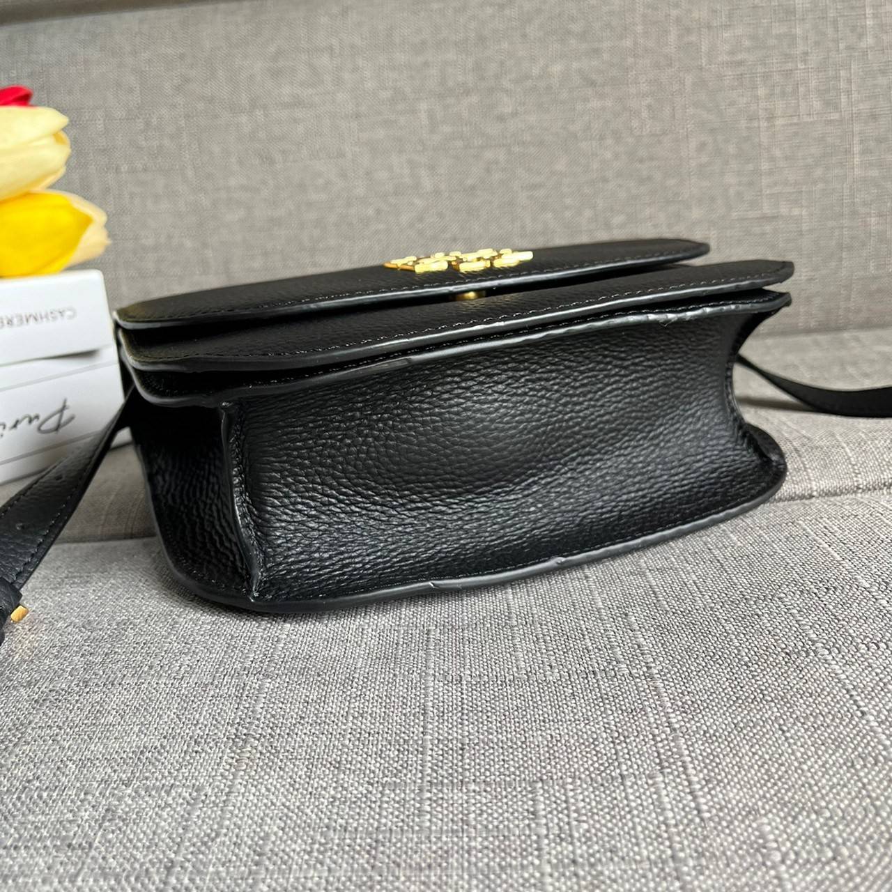 TORY BURCH BRLTTEN SMALL SADDLE BAG / Tory Burch Britten Flap Shoulder Bag กระเป๋าสะพายข้าง วัสดุหนังแกะแท้ ด้านหน้าประดับโลโก้แบรนด์ เปิด-ปิดกระเป๋าแบบกระดุมแป็กแม่เหล็กแน่นหนา ภายในมีช่องหลัก ใส่กระเป๋าเงินใบกลาง มือถือได้ทุกรุ่น มีช่องแยกใส่ของจุกจิกอี