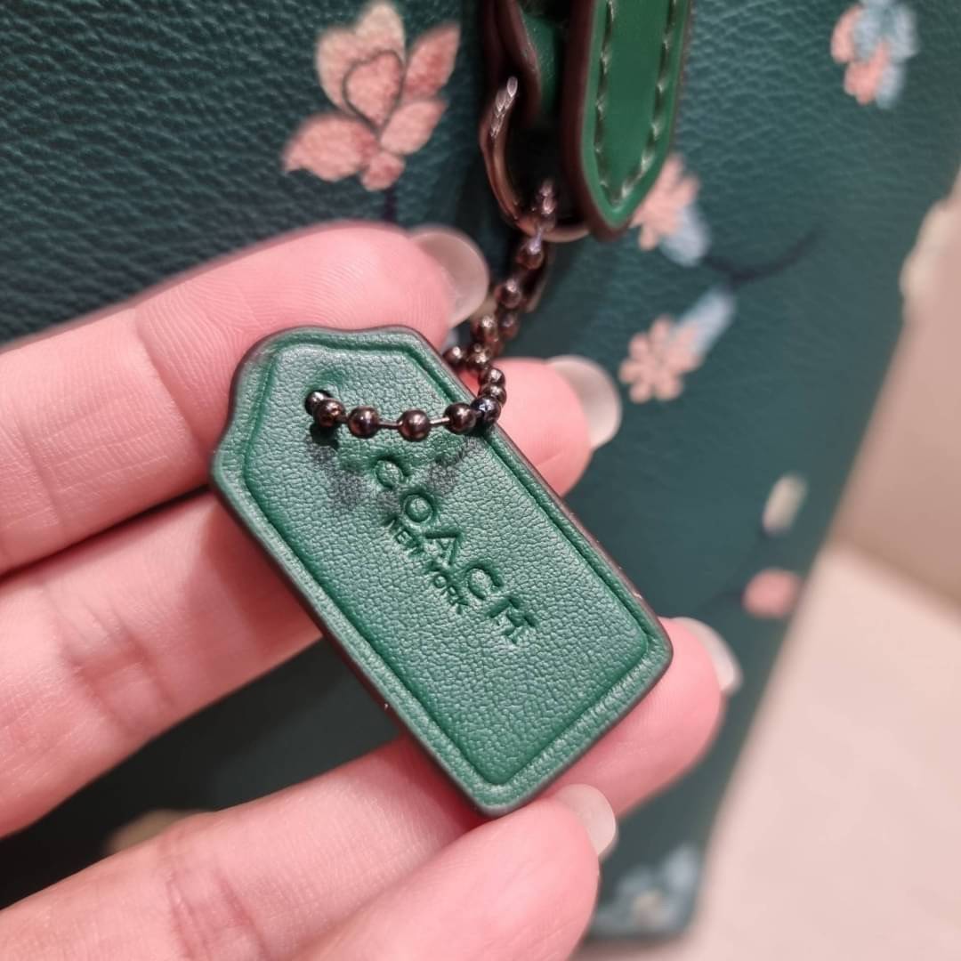 COACH C8613 MOLLIE TOTE 25 WITH MYSTICAL FLORAL PRINT คอลใหม่ล่าสุด ยังไม่เข้า shop ไทย สวยๆแบบไม่ต้องรอพรีฯให้ยาวนาน กับกระเป๋าโท้ทไซส์เล็กที่สาวๆต่างก็ต้องปักใจรัก สวยสมใจ ดีไซน์ลวดลายดอกไม้ คละเคล้าเต็มใบ สีสันสดใส น่าใช้สุดๆ วัสดุหนังแคนวาส ภายในโล่งก