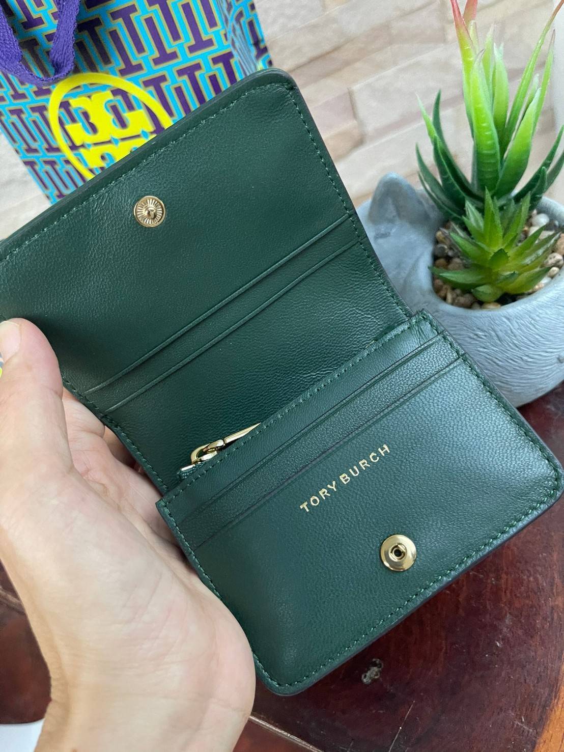 ของแท้ 💯% Tory burch fleming bifold mini wallet กระเป๋าสตางค์ทรงพับ2ตอนที่มีฟังก์ชั่นครบ ทั้งใส่การด์ เหรียญและธนบัตรได้ ดีเทลลายตารางเย็บสองชั้น