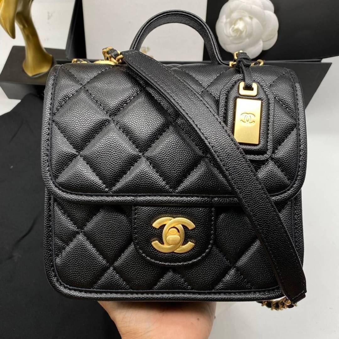 Chanel Mini Handle Flap bag / Chanel mini square flap bag with handle “school memory bag” เกรดออริจินอล กระเป๋าสะพายทรงเหลี่ยมมาใหม่ พร้อมหูหิ้วด้านบน งานหนังสวยมาก เปิดด้านหน้า หนังคาเวียร์ลายคลาสสิค รุ่นยอดนิยมไอเท็มฮิต