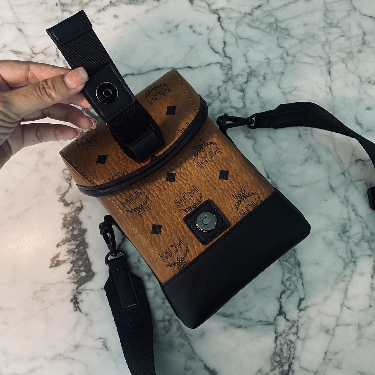 M.C.M Small Aren N/S Crossbody in Visetos Cognac คอลใหม่เอาใจหนุ่มๆ สั่งก่อนหล่อก่อนน้าา!! กับกระเป๋าสะพายข้างสุดชิค ที่ดูดีมีเสน่ห์มากๆ เห็นแล้วก็ต้องหลงแน่นอน