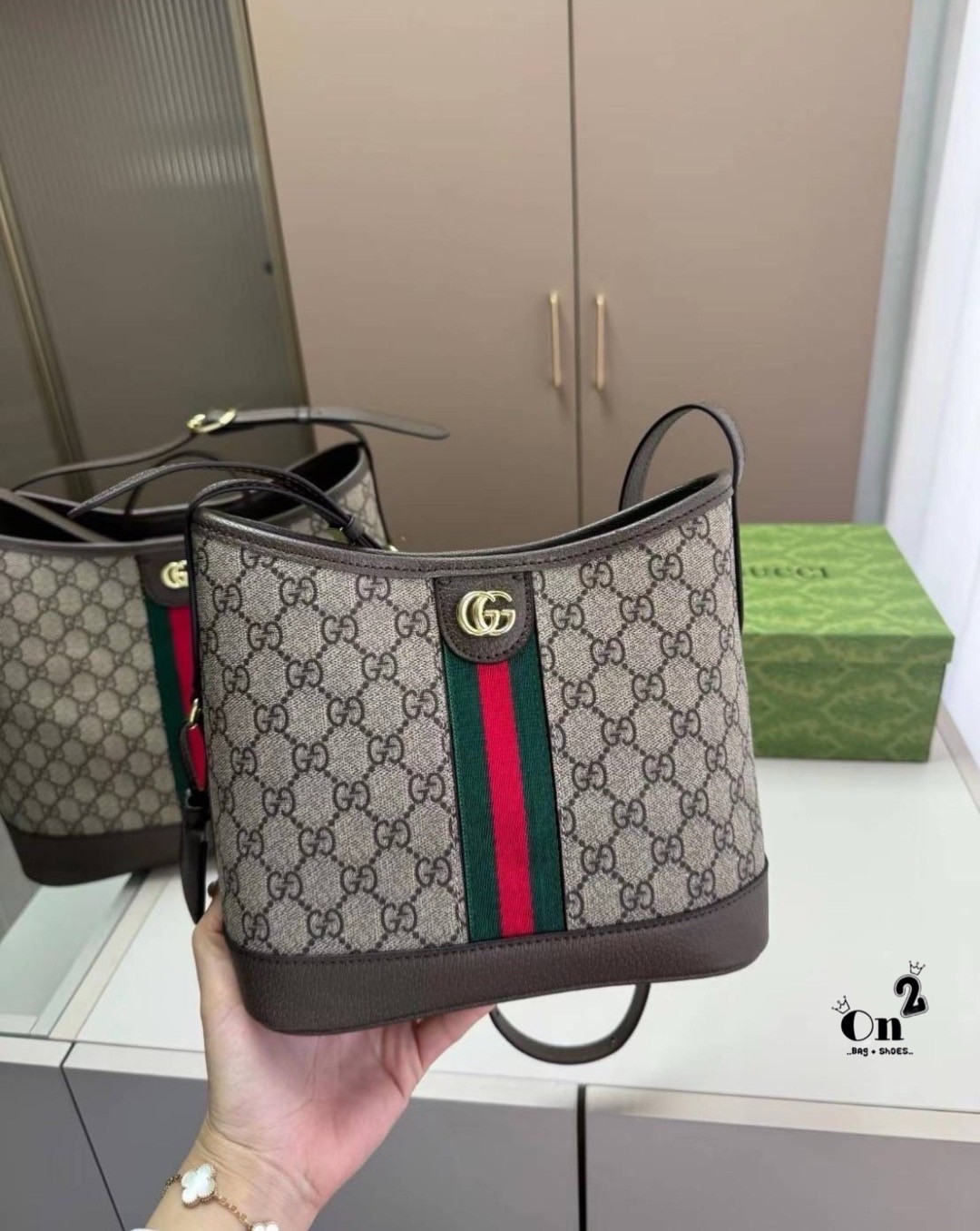 GUCCI GG Ophidia shoulder bag / GUCCI TOTE BAG กระเป๋าสะพายทรงโท้ท งานแคนวาสอย่างดี พิมพ์ลาย GG เต็มใบคมชัด สวยเป๊ะมาก ภายในโล่งกว้าง จุของได้เยอะ เป็นหนึ่งไอเอทที่สาวๆ หลงรัก แมทได้กับหลายชุดไม่ซ้ำ ใบจริงสวยมาก แนะนำค่ะ