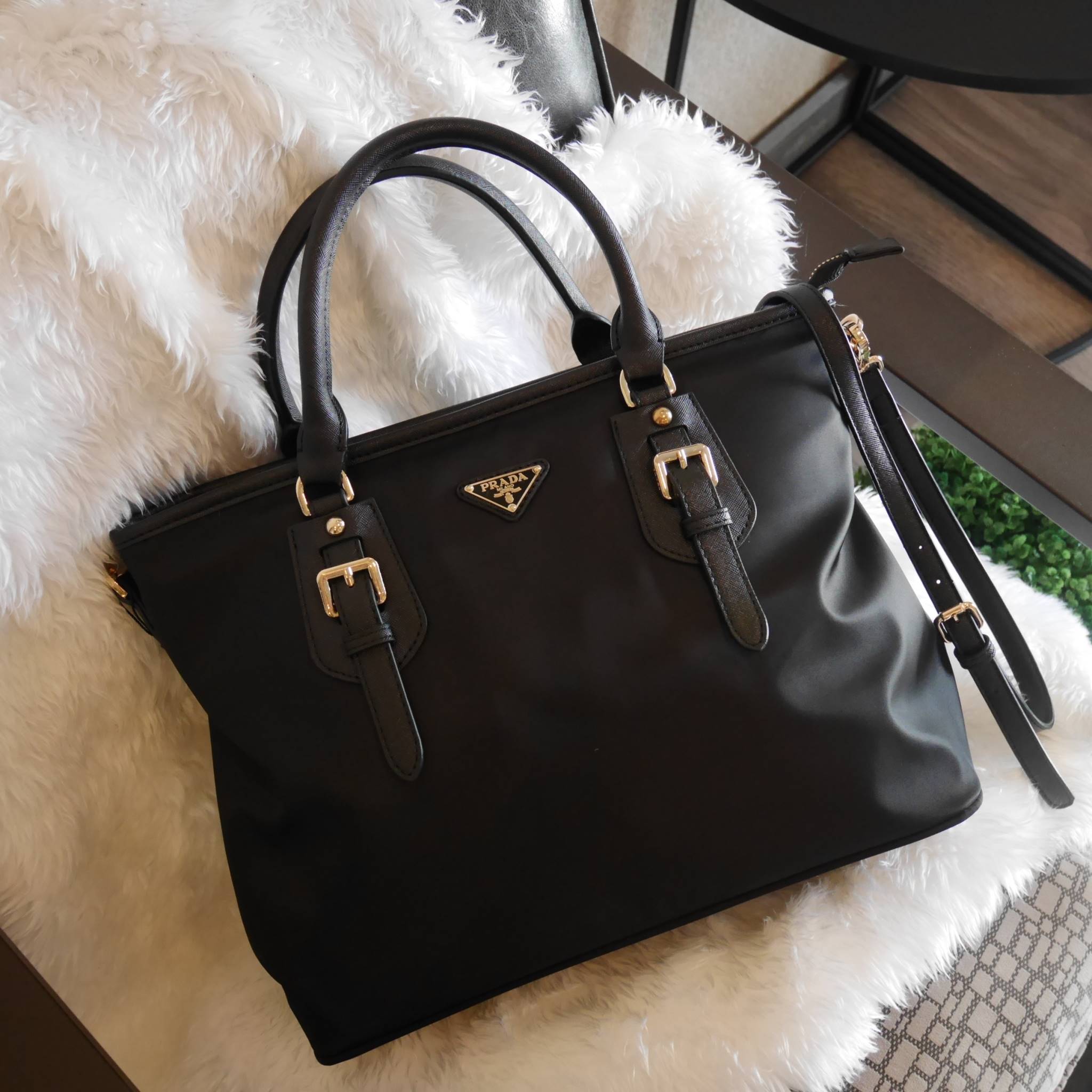 New item! อีกหนึ่งรุ่นที่ มาใหม่ค้า Prada Nylon handbag กระเป๋าถือสะพาย ทรงกำลังดี **ยอดฮิต จากงานพรีเมี่ยมกิ้ฟใหม่ บอกเลยว่า ใบนี้วัสดุเป็น Nylon สวยคุ้มสุดๆ หูกระเป๋าสามารถทำทรง ตั้งและพับได้ มาพร้อมอะไหล่สีทอง ด้านหน้าประดับด้วยโลโก้แบรนด์สวยหรู ด้านใน