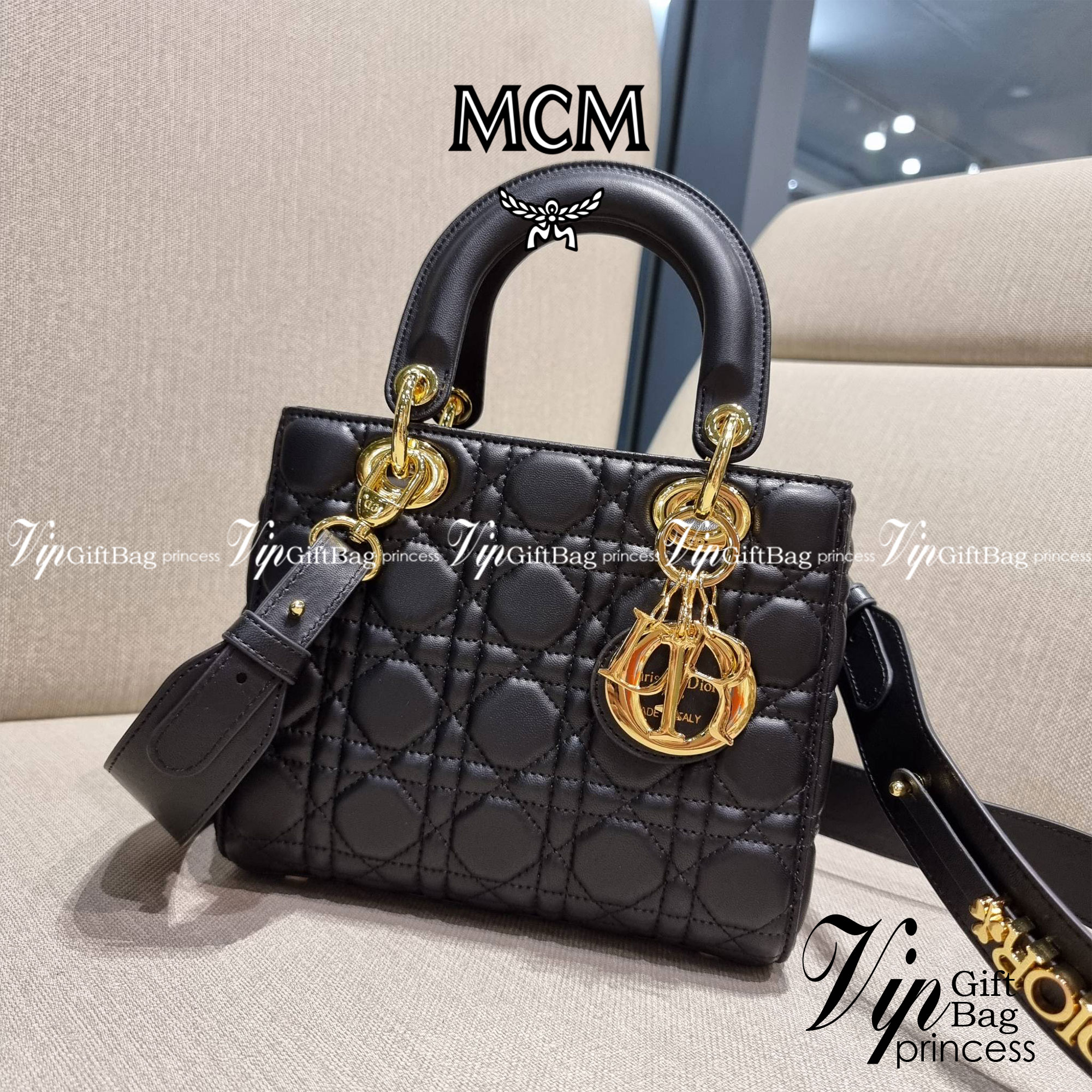 DIOR CD LADY BAG กระเป๋าสะพายข้างพรีเมี่ยมกิ๊ฟสุดฮอต ดีไซน์เรียบง่าย แต่แฝงไปด้วยความหรูหรา ทรงกล่องคลาสสิค โดดเด่นด้วยพวงกุญแจอะไหล่สีทอง วัสดุหนังแท้ มีหูจับในตัวและสายครอสบอดี้สุดเลิศ ที่มาพร้อมอะไหล่ฟอนท์สีทองเรียงร้อยในสายหนัง แต่งเติมดีเทลอัพราคาไปอ