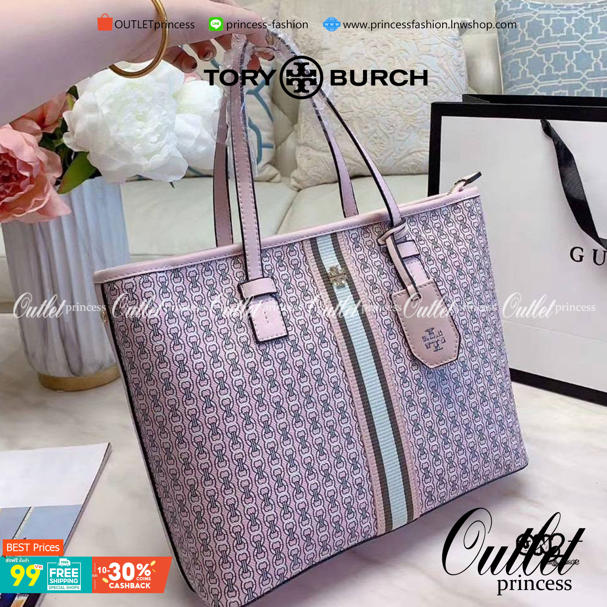 TORY BURCH TOTE BAG กระเป๋าสะพายไหล่ทรงชอปปิ้ง รุ่นขายดีอันดับ1 ของแบรนด์นี้นะคะ ทรงคลาสสิค ฮิตตลอดกาล ทรงสวยขนาดกำลังดี ตัวกระเป๋า วัสดุหนัง Pu ด้านหน้าติดโลโก้แบรนด์ /ประดับด้วยพวงกุญแจหนัง ตัดแถบแนวเส้นตรงวัสดุผ้าแคนวาส เปิดปิดด้วยซิปรูด ภายในช่องหลัก 