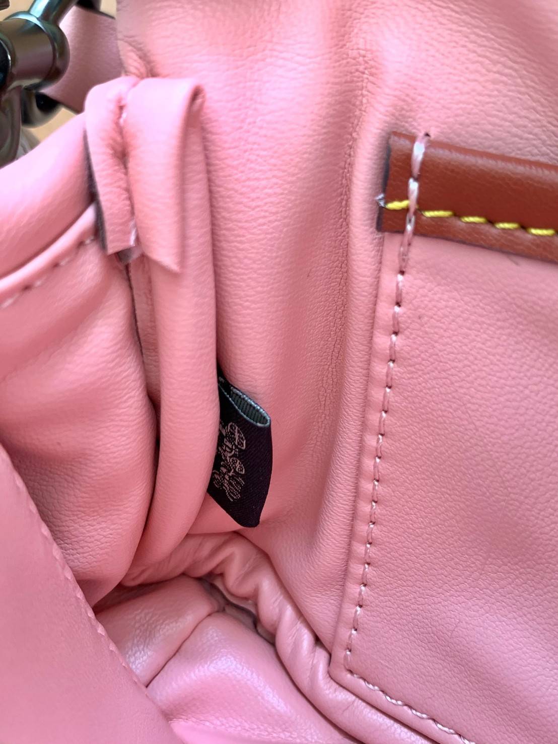 น้องสวยมากก สินค้าจริงสวยกว่าในรูป ไม่จกตาค่ะ! COACH PILLOW TABBY SHOULDER BAG 18 ((C3880)) 📣 พร้อมส่งที่ไทย คุณภาพเกินราคา! กระเป๋าหิ้ว//สะพายแบบครอสบอดี้ร์ 🔺หนัง nappa อย่างดี หนานิ่ม นุ่มมากๆ หลงรักน้องแน่นอน ✔️ใช้โลโก้แบรนด์รุ่น