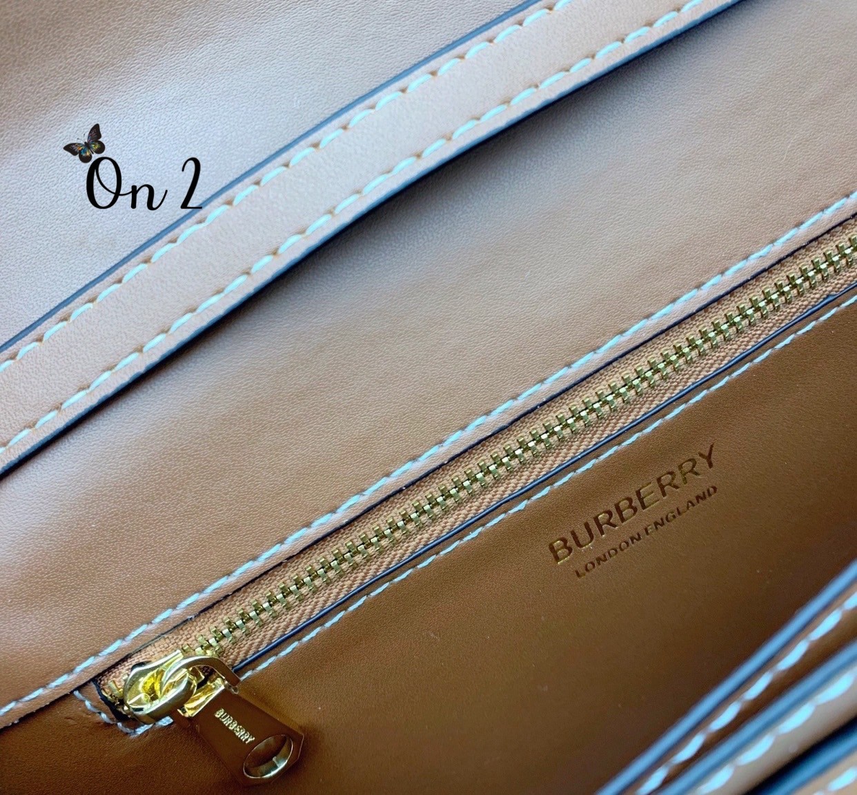 VIP 】กลับมาตามคำเรียกร้อง! ห้ามพลาด! Rare items! BURBERRY FRAGRANCES LEATHER CROSSBODY BAG วัสดุ Canvas & Leather ลาย Vintage คอลเลคชั่นใหม่ทรงเหลี่ยมสวยหรูดูดี เปิดปิดด้วยฝาปิดสัญลักษณ์รูปTB ภายในมีช่องแบ่งเป็นสัดส่วนสามารถใส่มือถือ iphone เงิน ของจ