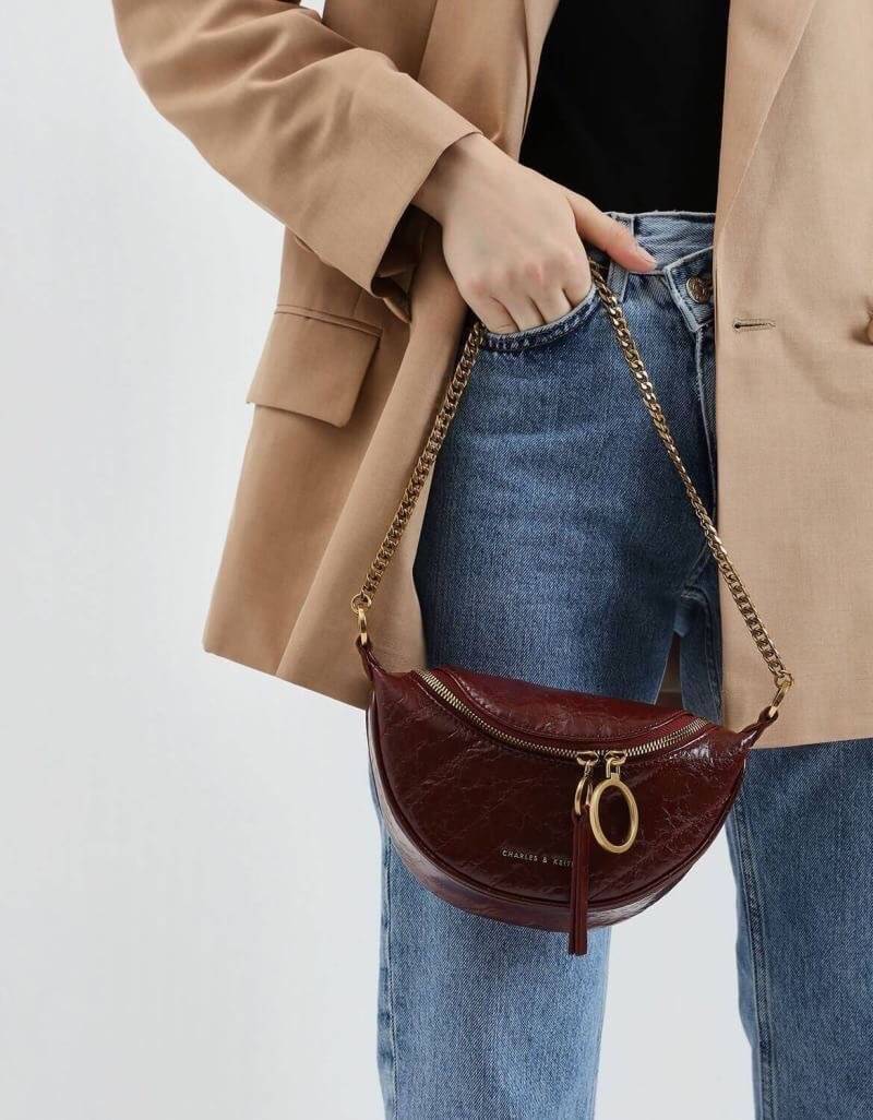 CHARLES & KEITH WRINKLED EFFECT RING ZIP TASSEL CROSSBODY BAG กระเป๋าสะพาย/คาดเอว/คาดอกรุ่นใหม่ล่าสุด เปิด-ปิดด้วยซิป ภายในโล่งกว้างมีช่องเล็กใส่บัตร จุของได้เยอะ ดีไซต์เก๋ไม่ซ้ำใคร มาพร้อมสายสะพาย 2 สายให้เลือกสะพายได้หลากหลายแบบไม่มีเบื่อแน่นอนจ้า
