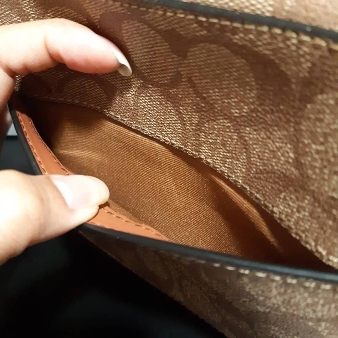 COACH 91677 MINI CAMERA BAG IN SIGNATURE CANVAS ขายดีที่สุด!! กระเป๋าสะพายข้างไซส์มินิ คลาสสิคอยู่ทรง อะไหล่ทองตัดดูหรู วัสดุหนังแคนวาสเคลือบลาย เปิด-ปิดด้วยซิป สายสะพายปรับได้ตามตัว ใบนี้แมทช์ได้ทุกลุค ใช้เป็น everyday bag ได้สบายๆเลยจ้า